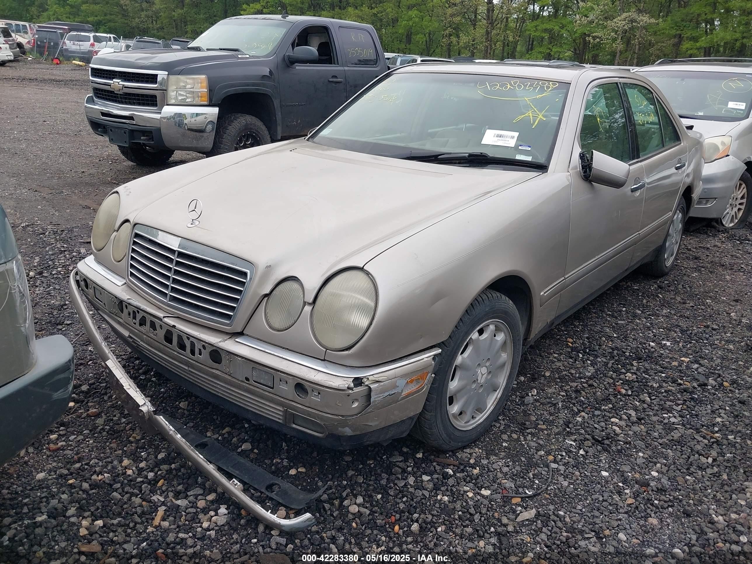 1998 Mercedes-benz E 320   Золотой vin: WDBJF65F6WA518201