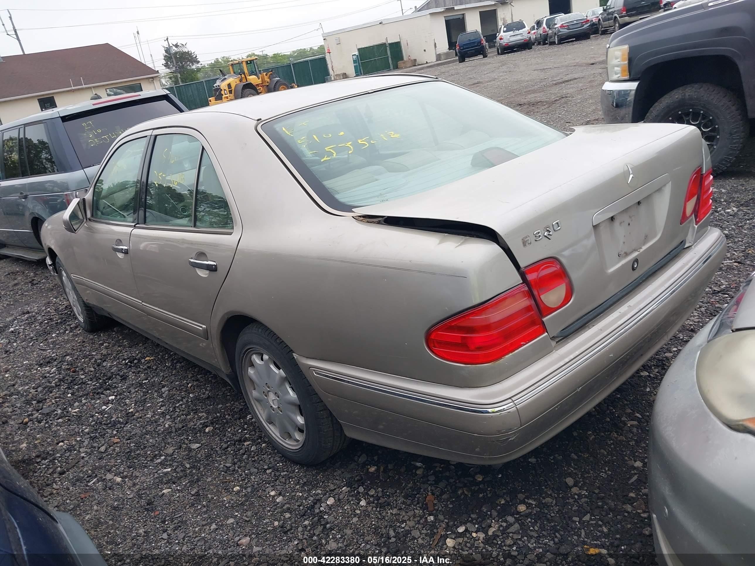 1998 Mercedes-benz E 320   Золотой vin: WDBJF65F6WA518201