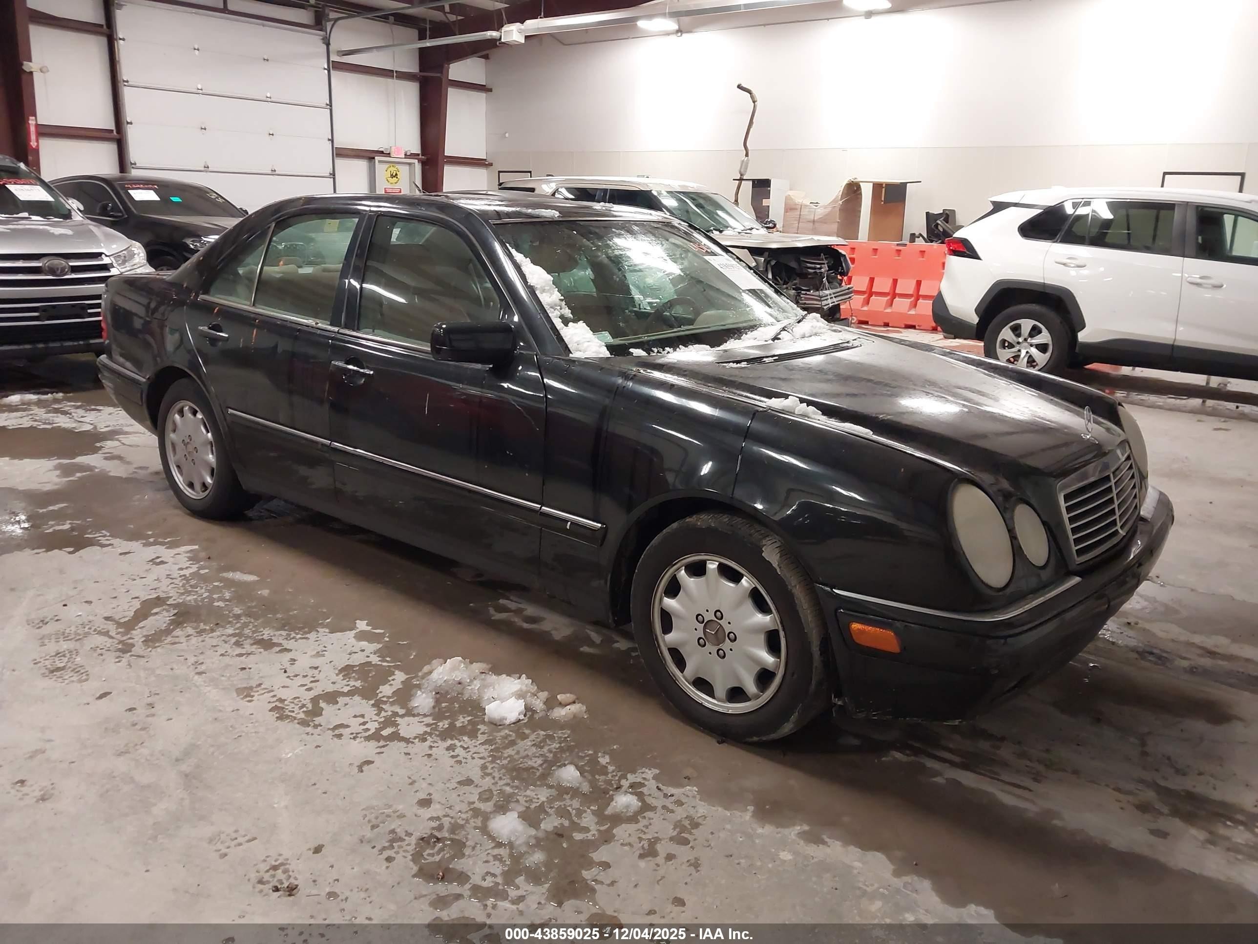 1998 Mercedes-benz E 320   Black vin: WDBJF65F6WA553191