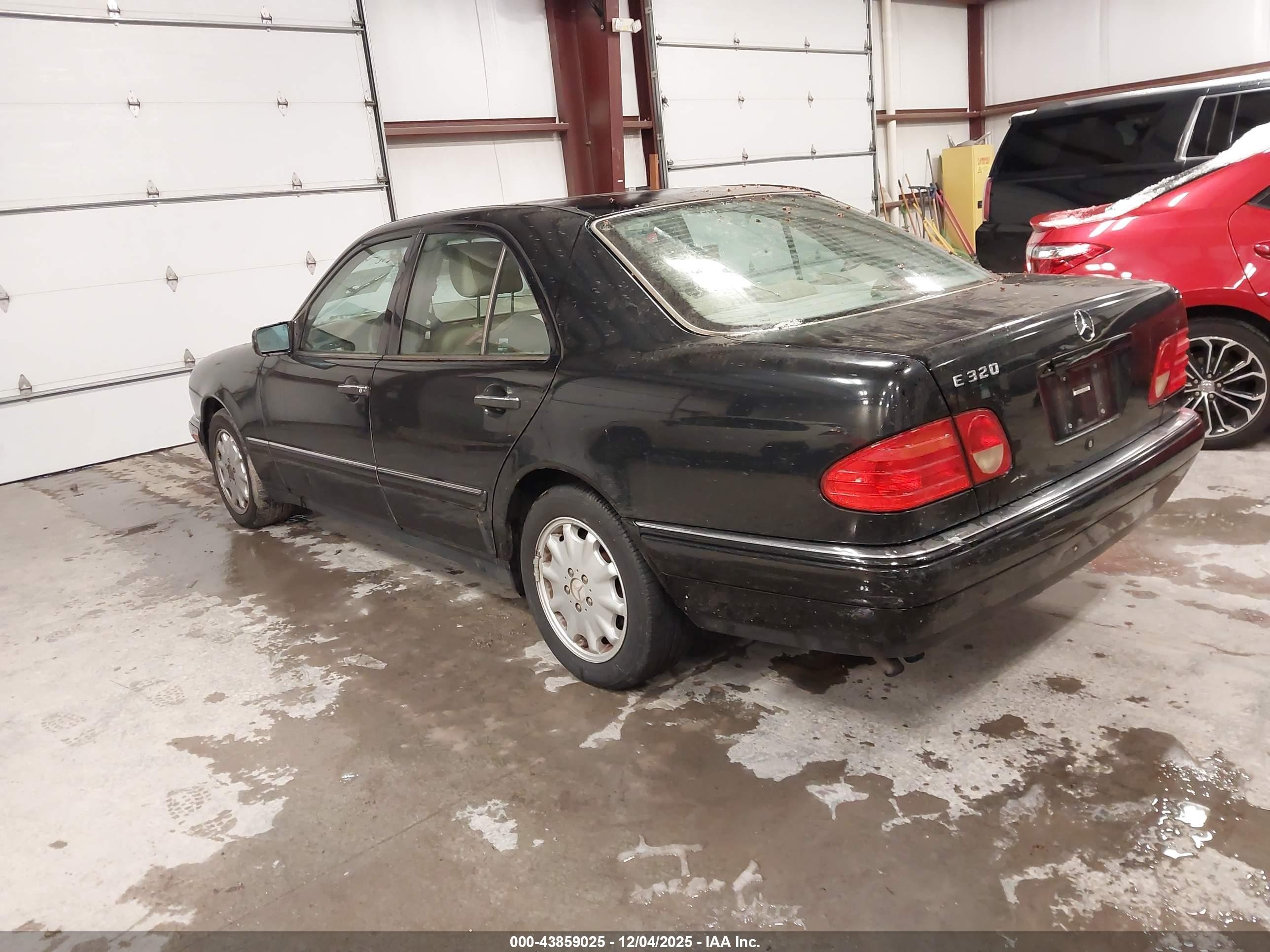 1998 Mercedes-benz E 320   Black vin: WDBJF65F6WA553191