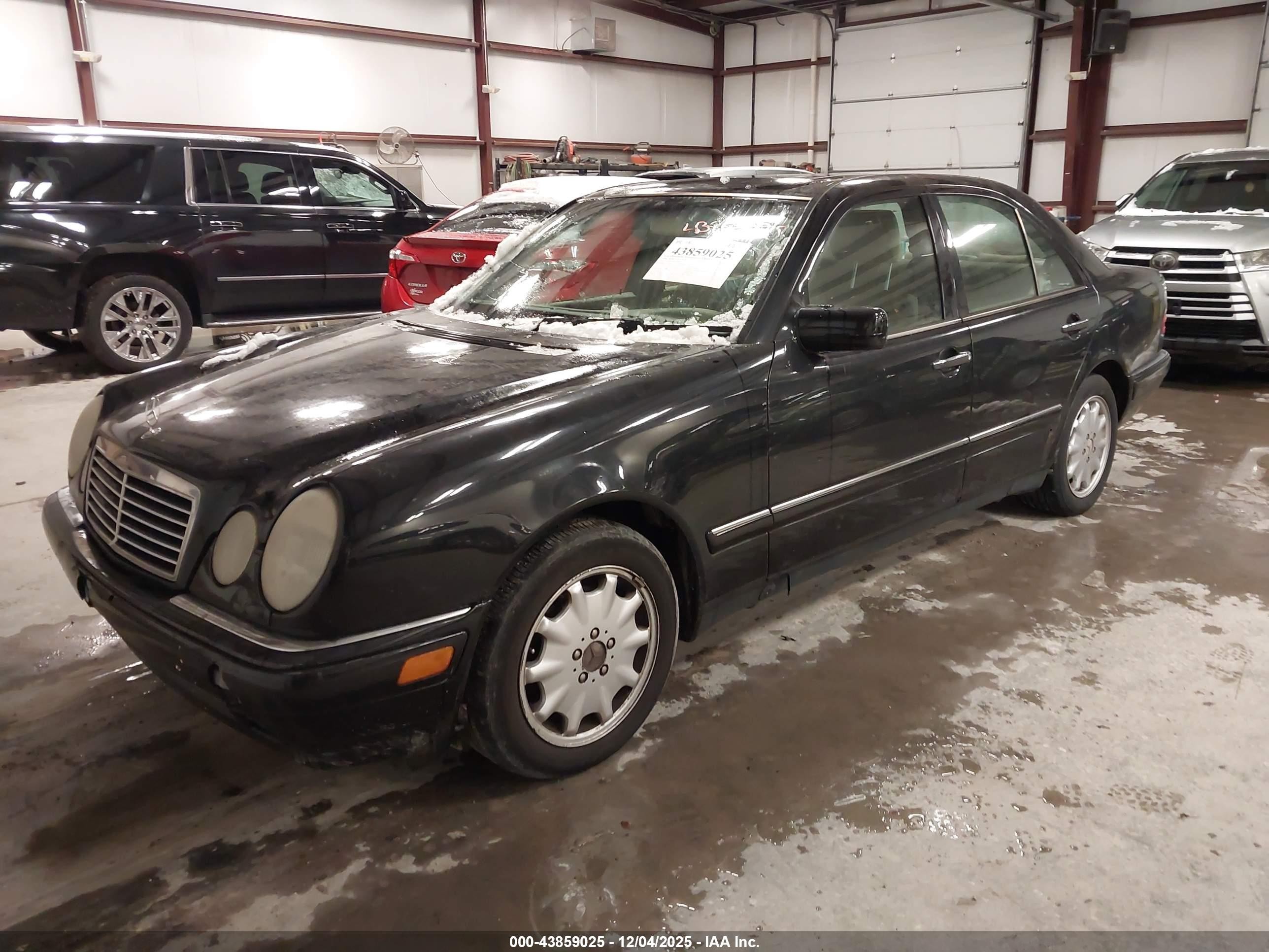 1998 Mercedes-benz E 320   Black vin: WDBJF65F6WA553191
