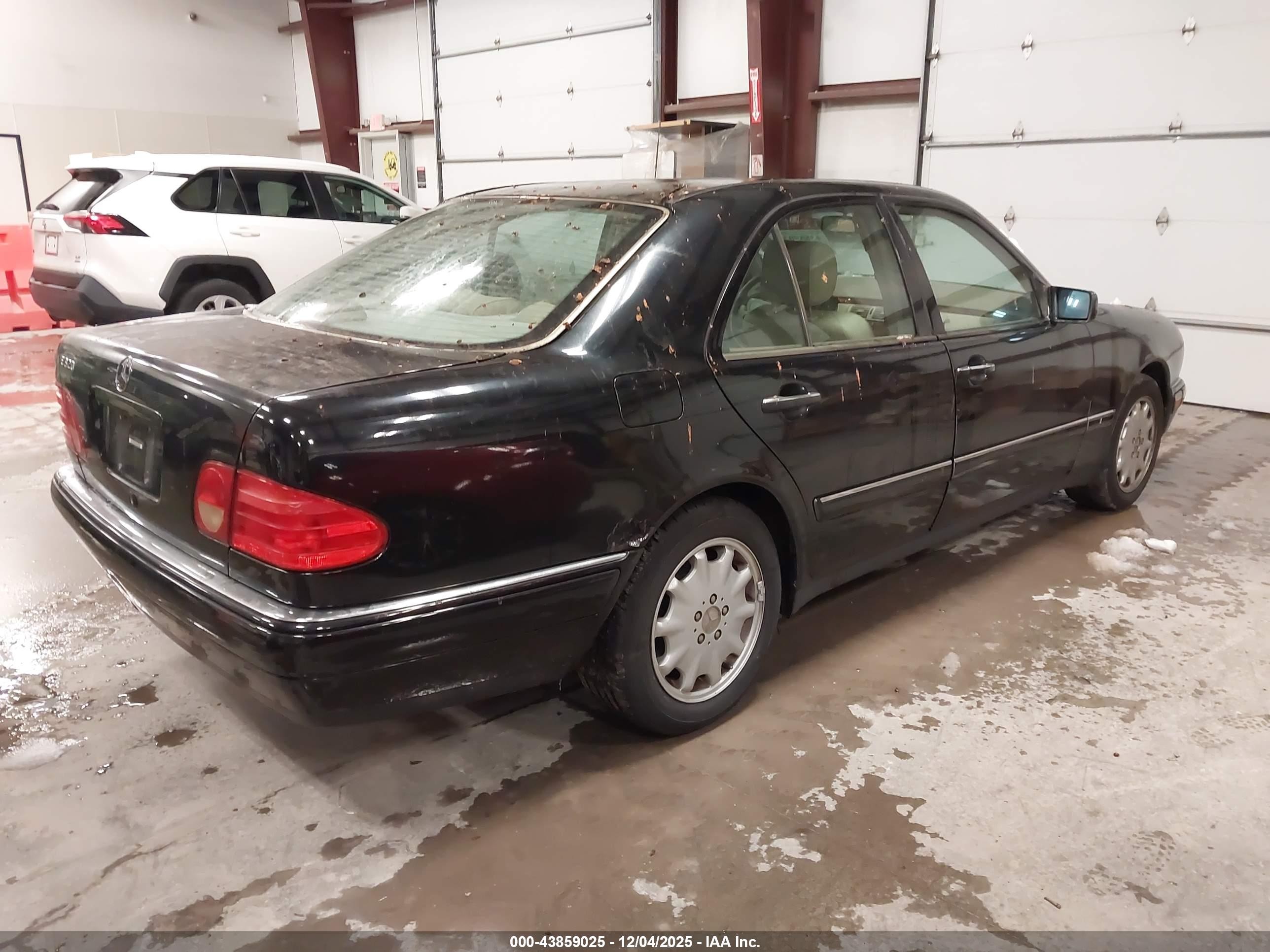 1998 Mercedes-benz E 320   Black vin: WDBJF65F6WA553191