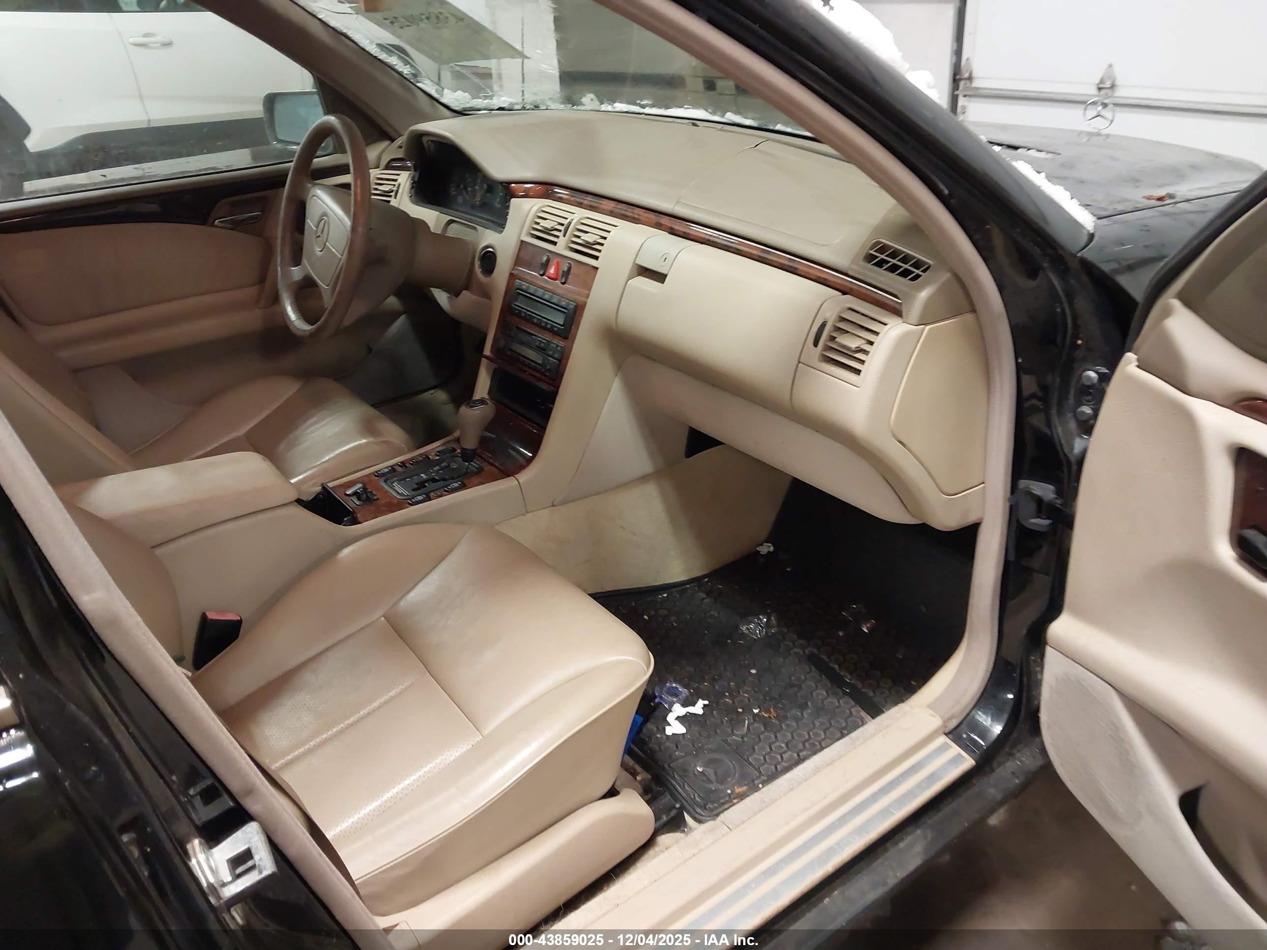1998 Mercedes-benz E 320   Black vin: WDBJF65F6WA553191