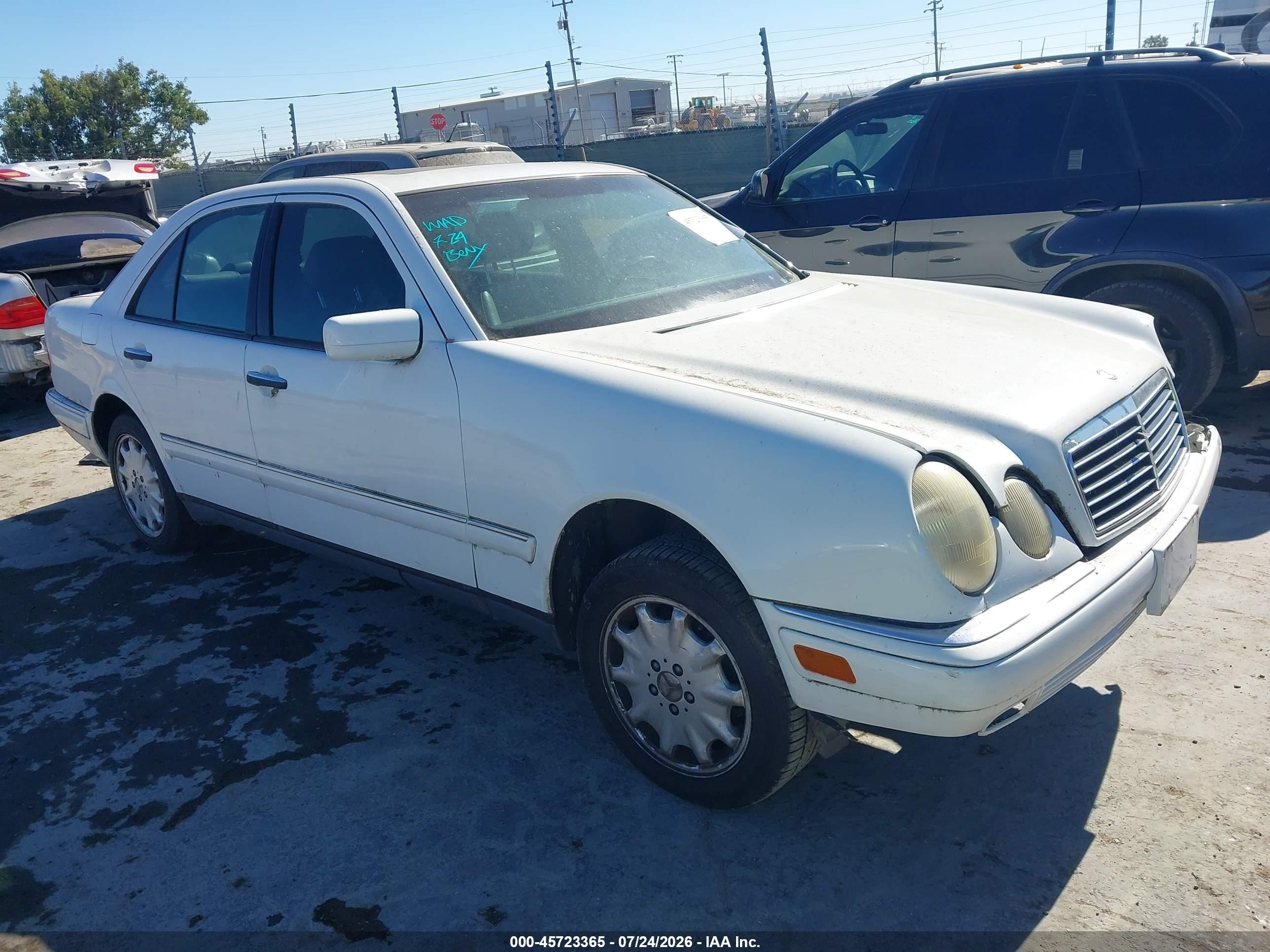 1998 Mercedes-benz E 320   White vin: WDBJF65F6WA657129