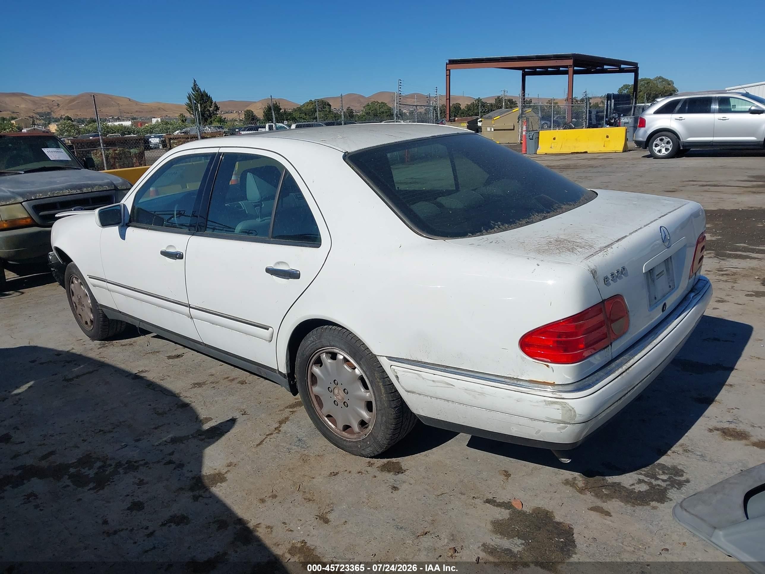 1998 Mercedes-benz E 320   White vin: WDBJF65F6WA657129