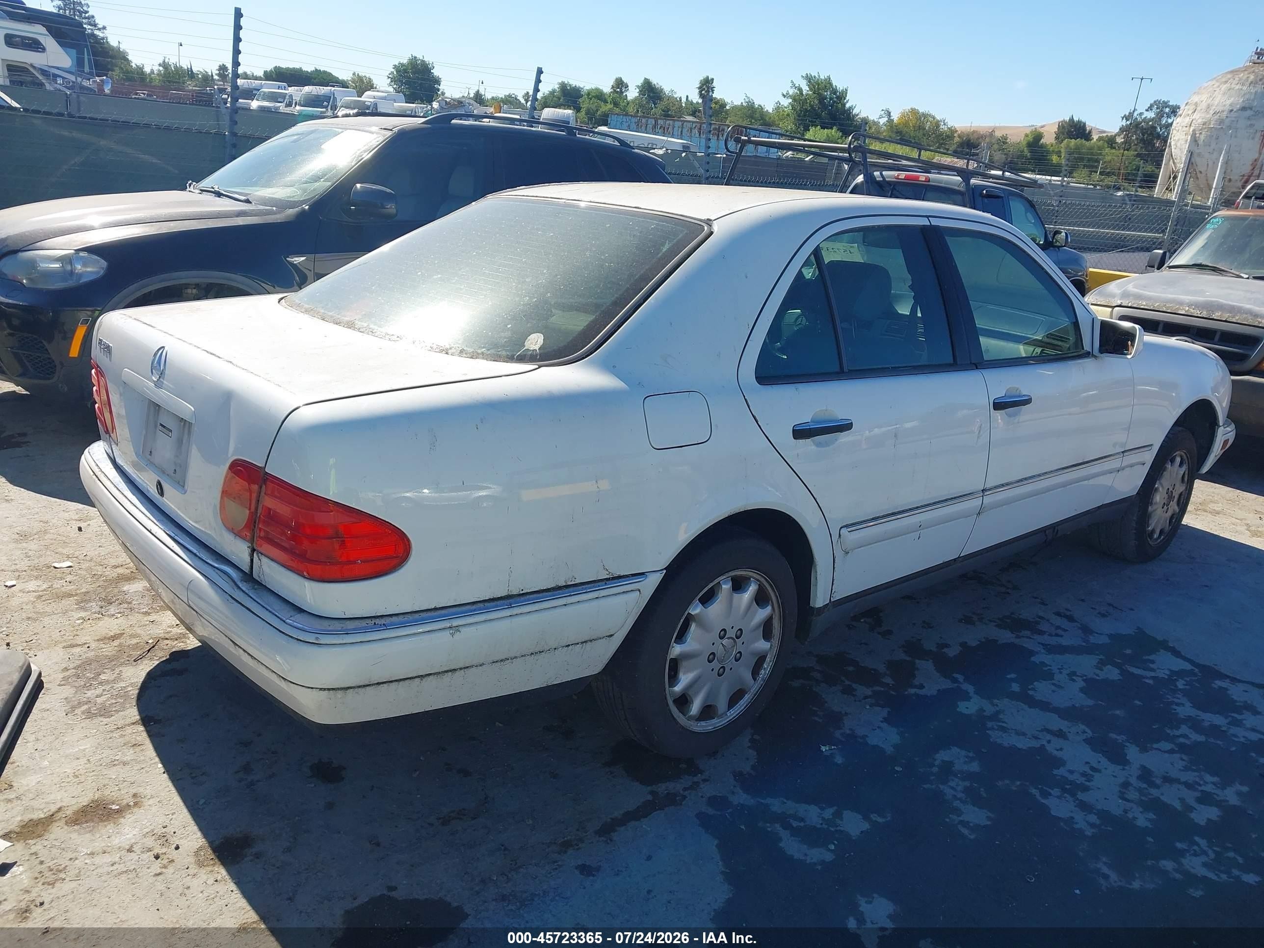 1998 Mercedes-benz E 320   White vin: WDBJF65F6WA657129