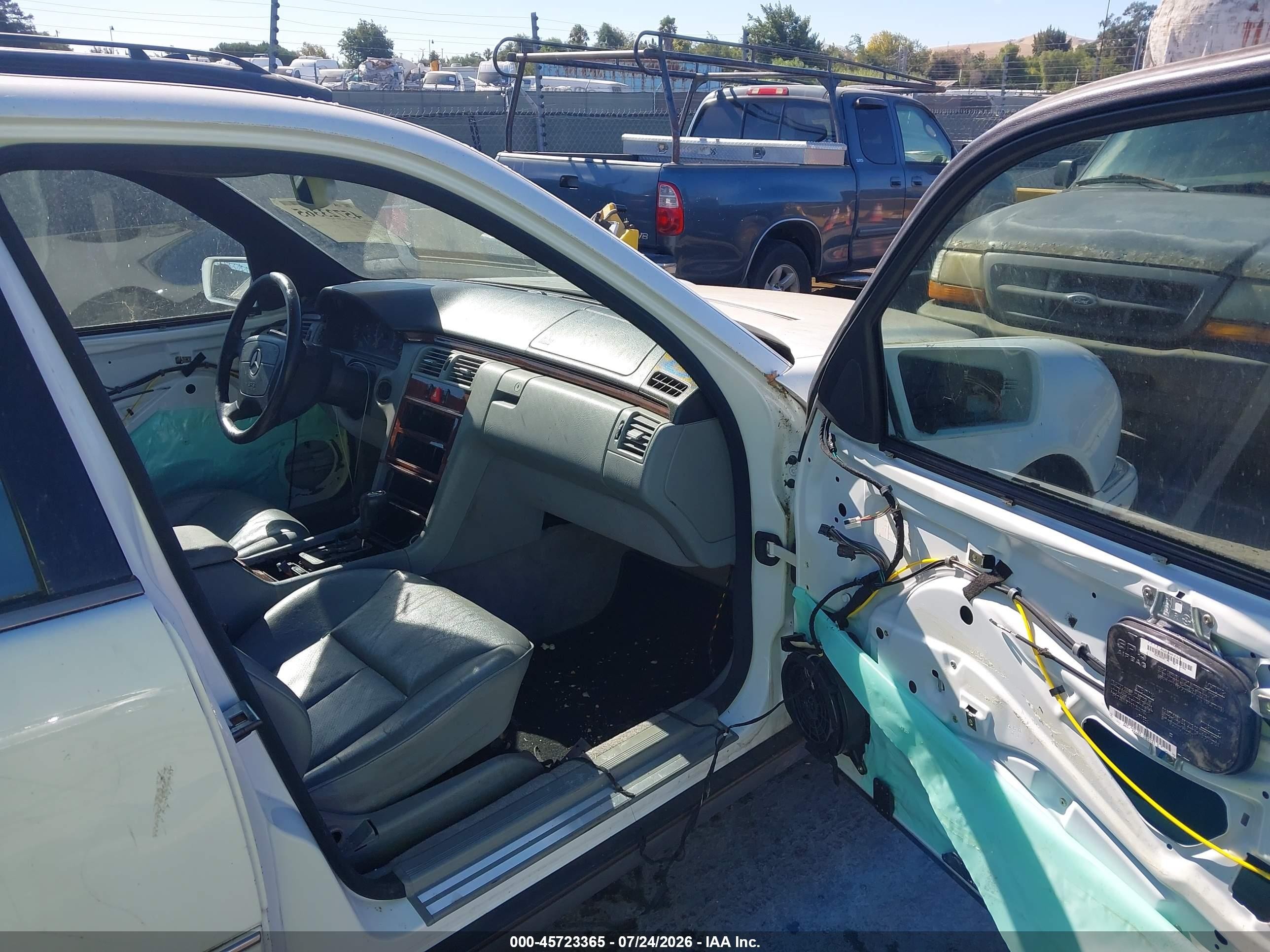 1998 Mercedes-benz E 320   White vin: WDBJF65F6WA657129
