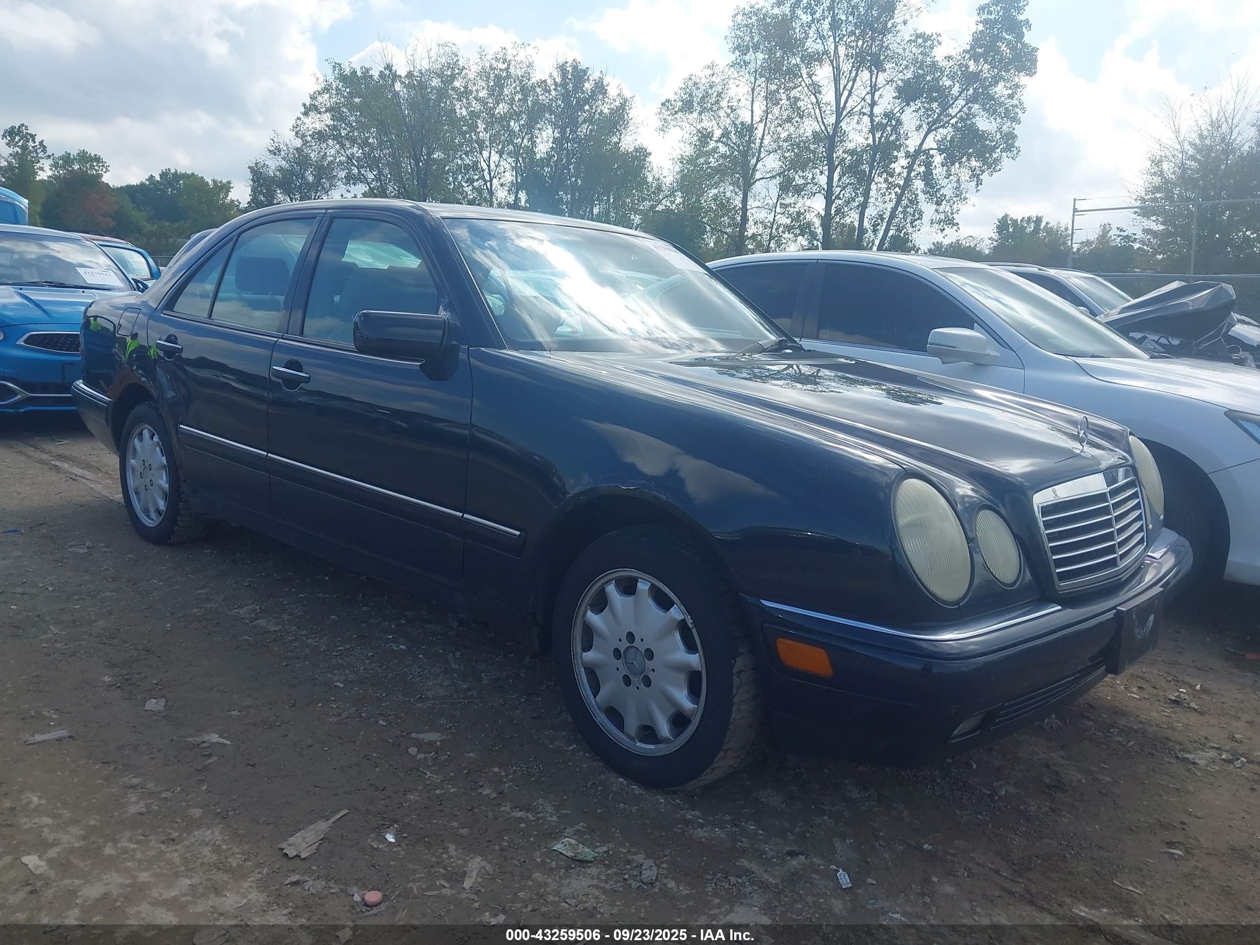 1998 Mercedes-benz E 320   Dark Blue vin: WDBJF65F6WA704319
