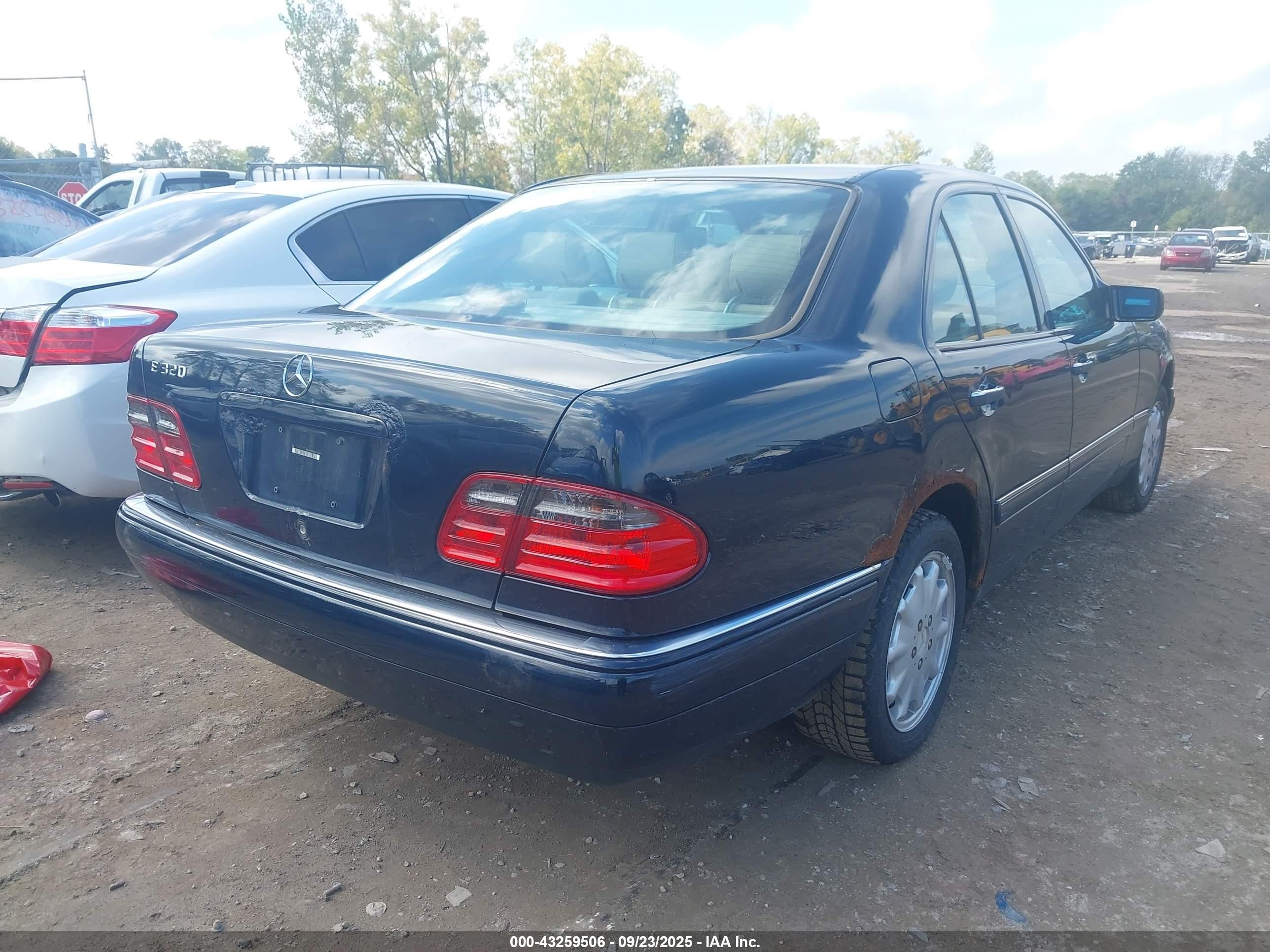 1998 Mercedes-benz E 320   Dark Blue vin: WDBJF65F6WA704319