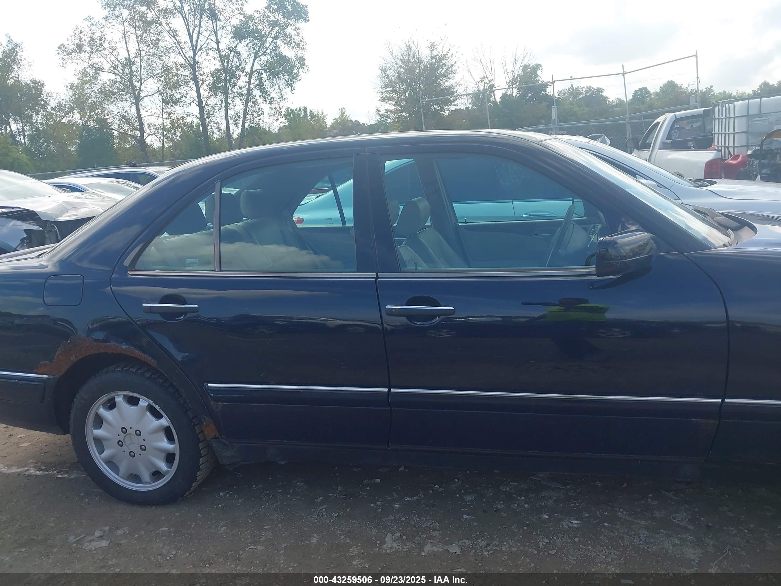 1998 Mercedes-benz E 320   Dark Blue vin: WDBJF65F6WA704319