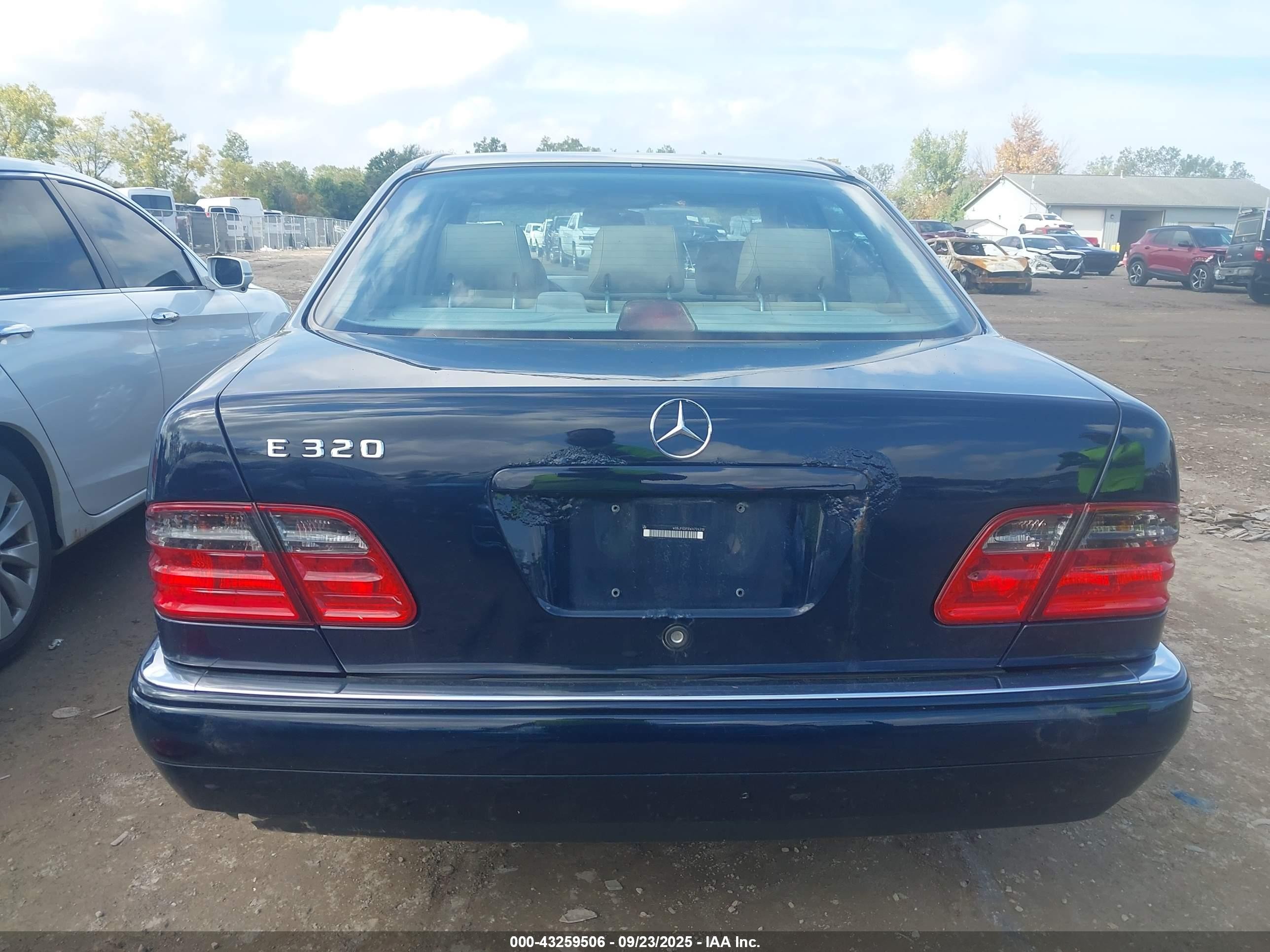 1998 Mercedes-benz E 320   Dark Blue vin: WDBJF65F6WA704319