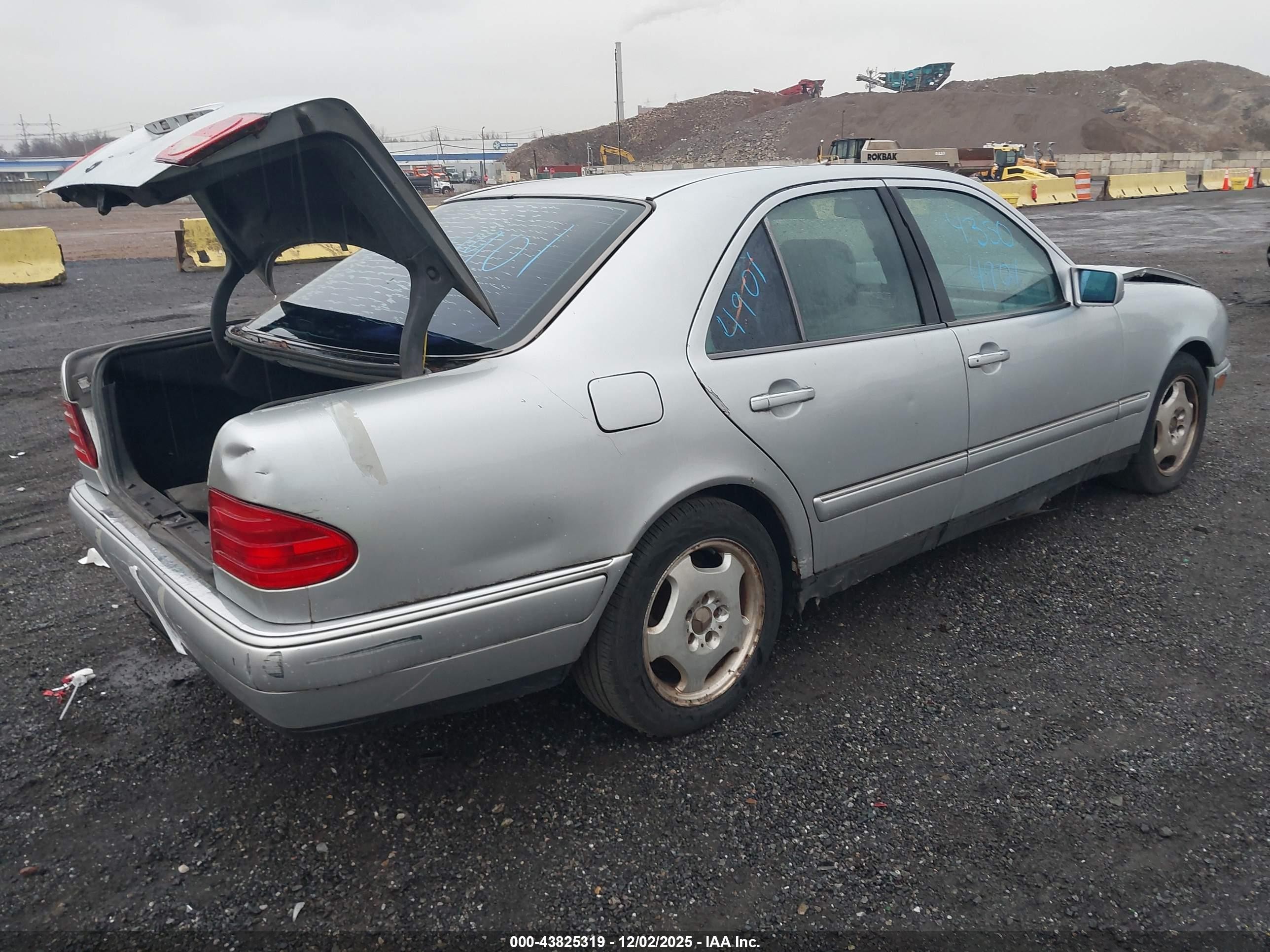 1998 Mercedes-benz E 320   Серебряный vin: WDBJF65F7WA448949