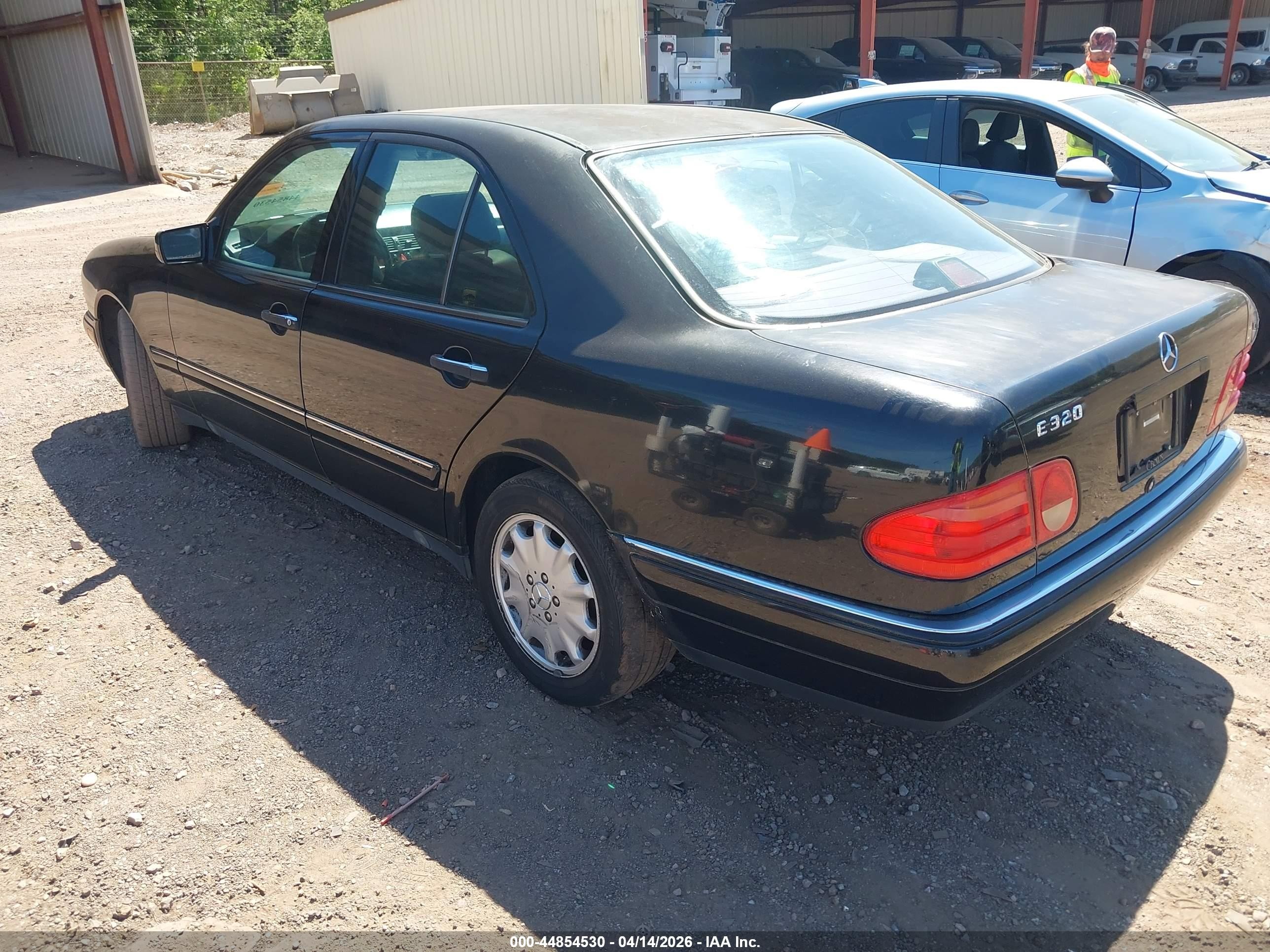 1998 Mercedes-benz E 320   Black vin: WDBJF65F7WA658032
