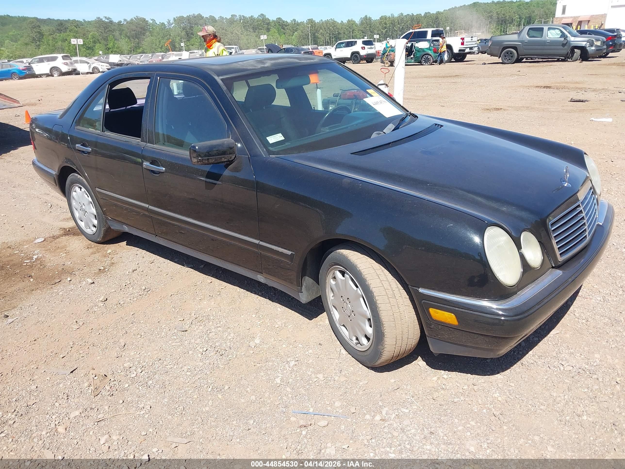 1998 Mercedes-benz E 320   Black vin: WDBJF65F7WA658032