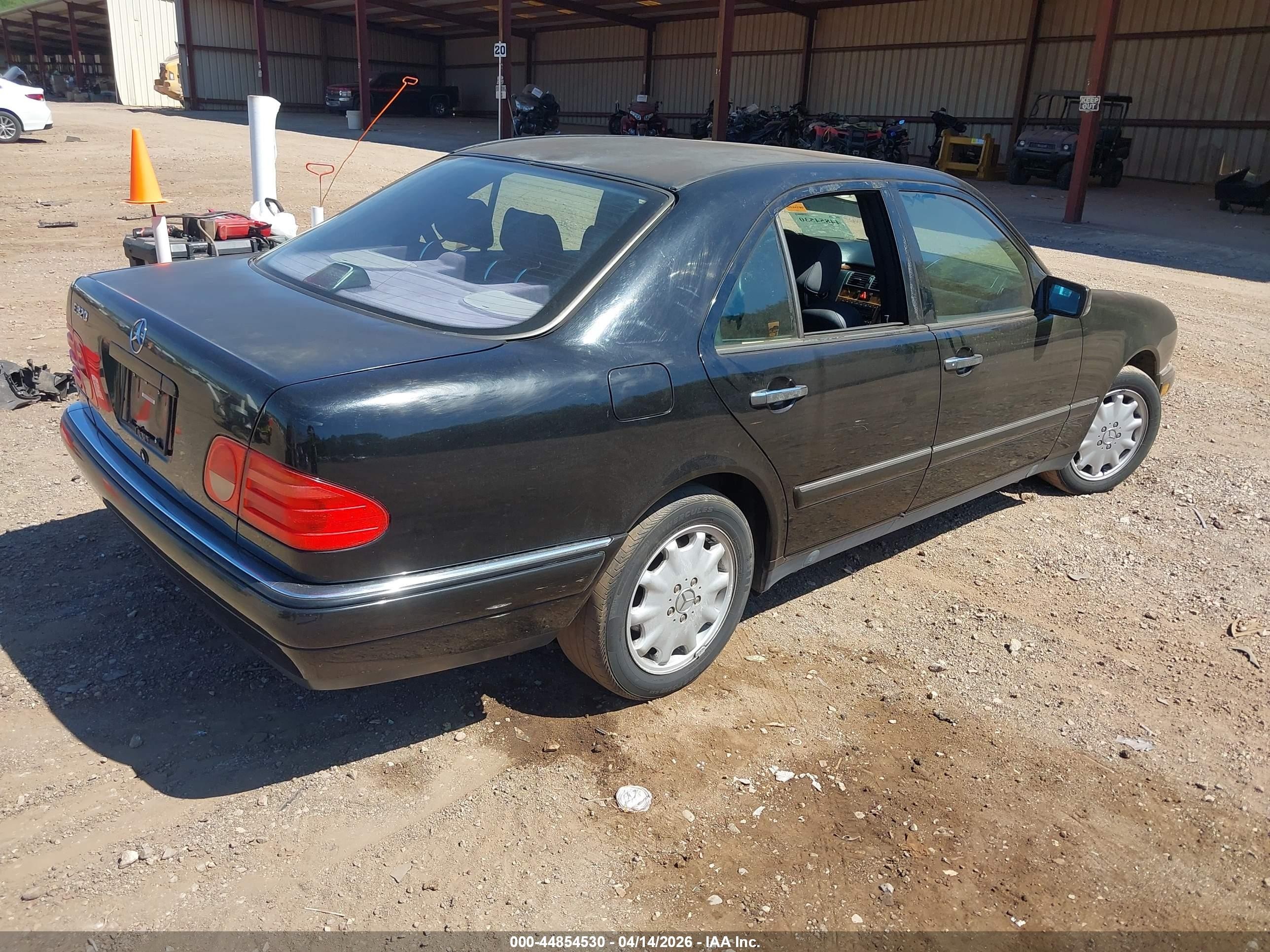 1998 Mercedes-benz E 320   Black vin: WDBJF65F7WA658032