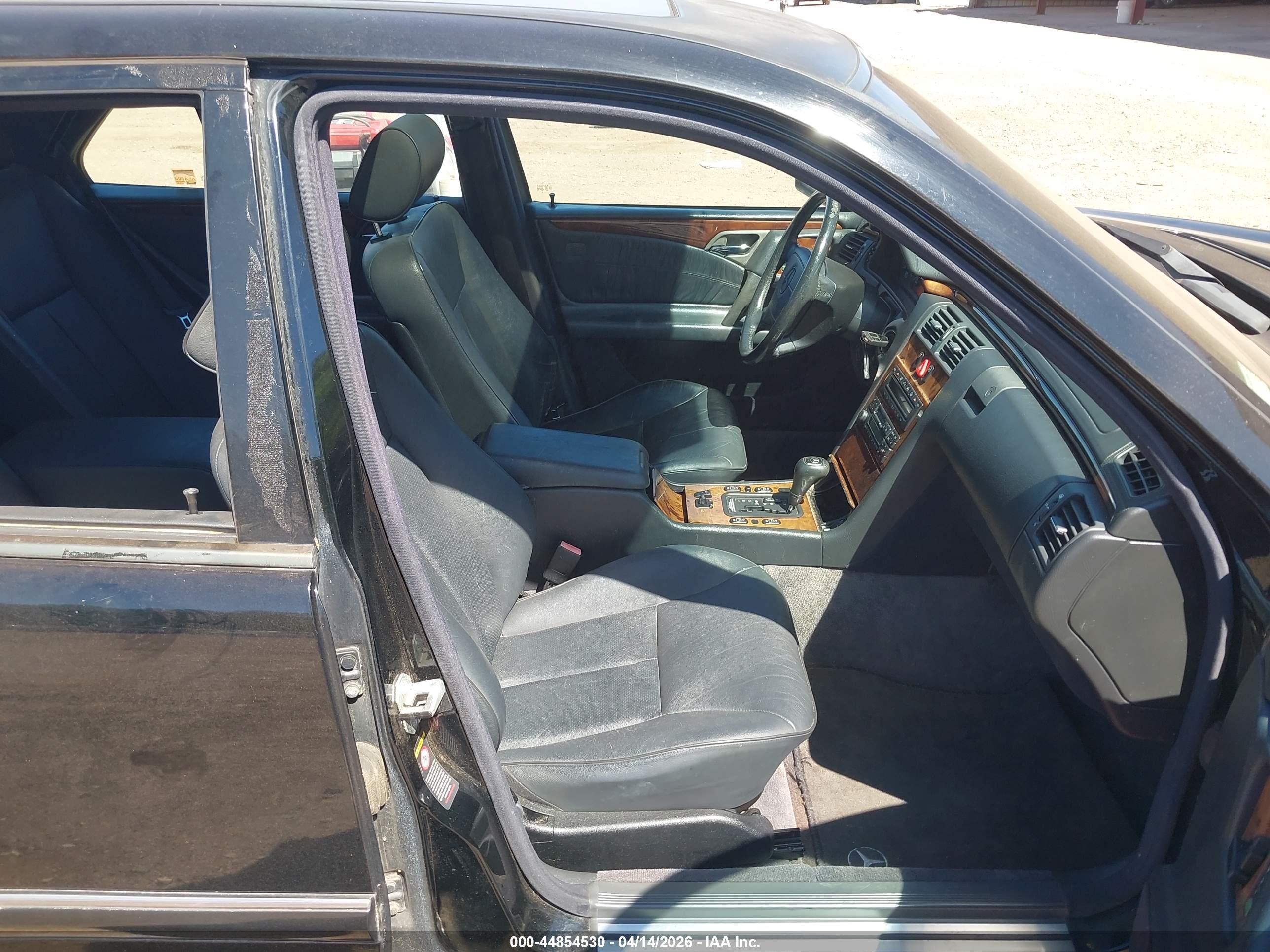 1998 Mercedes-benz E 320   Black vin: WDBJF65F7WA658032