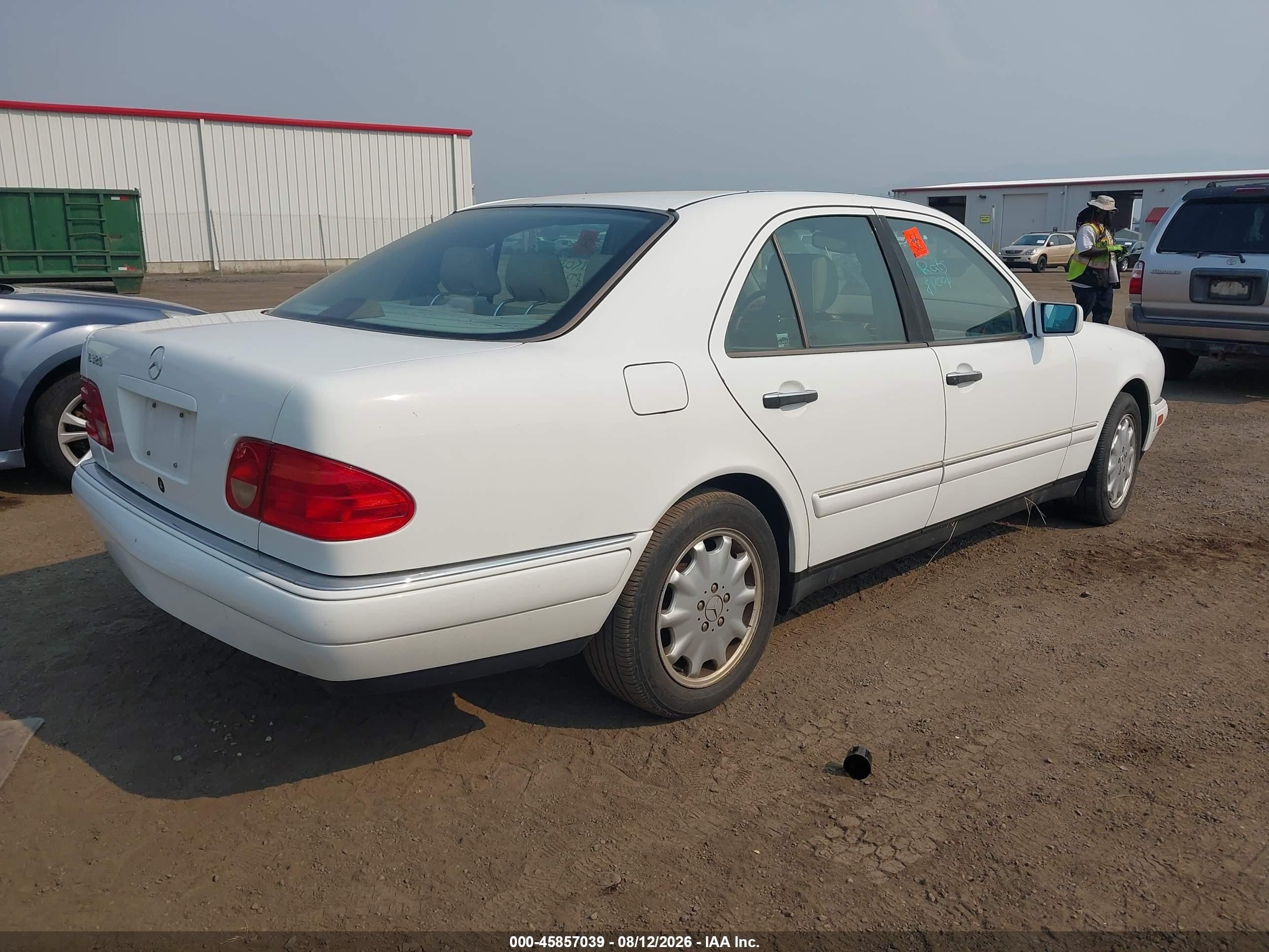 1998 Mercedes-benz E 320   White vin: WDBJF65F8WA638243
