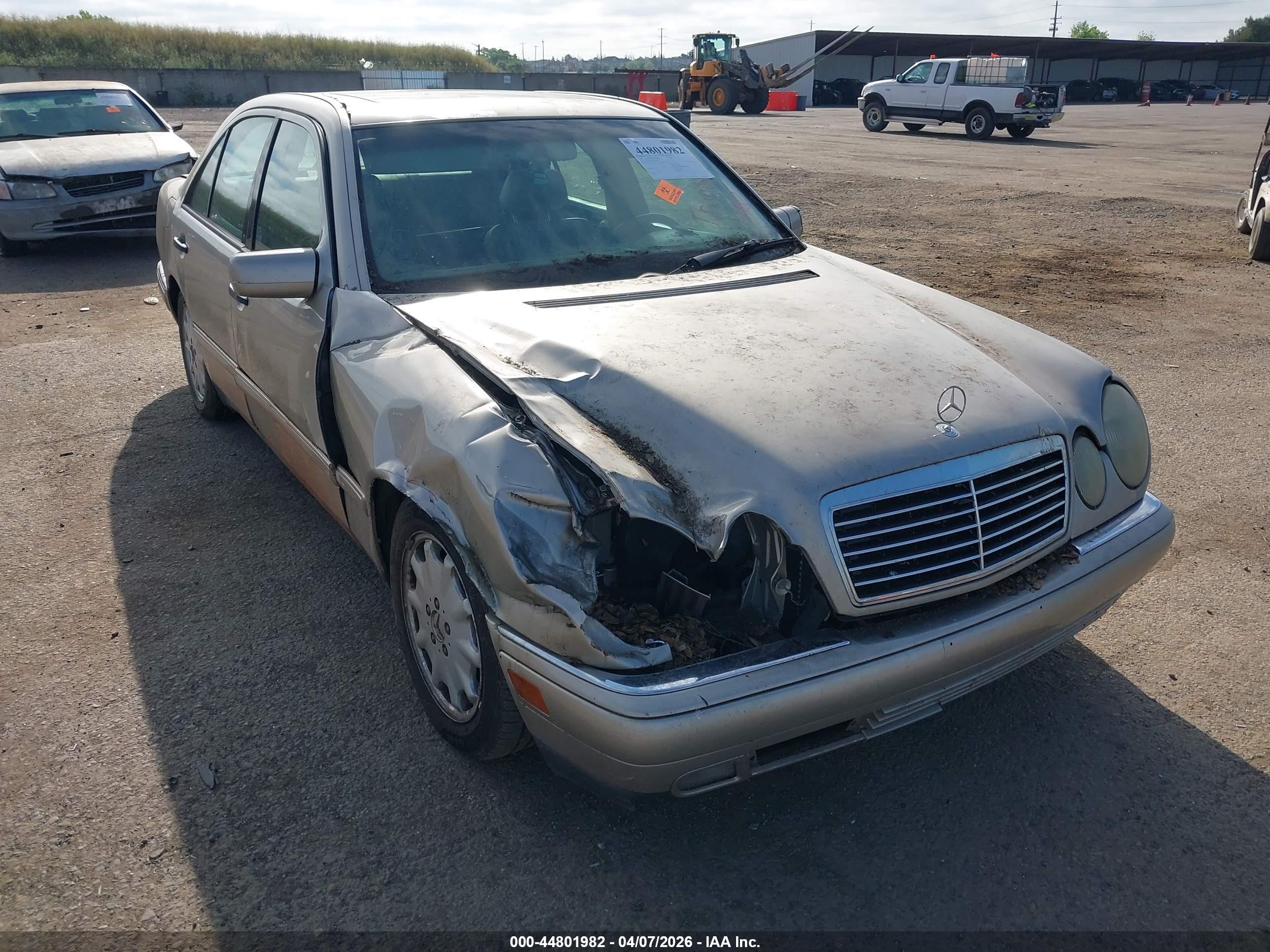 1998 Mercedes-benz E 320   Золотой vin: WDBJF65F9WA505393