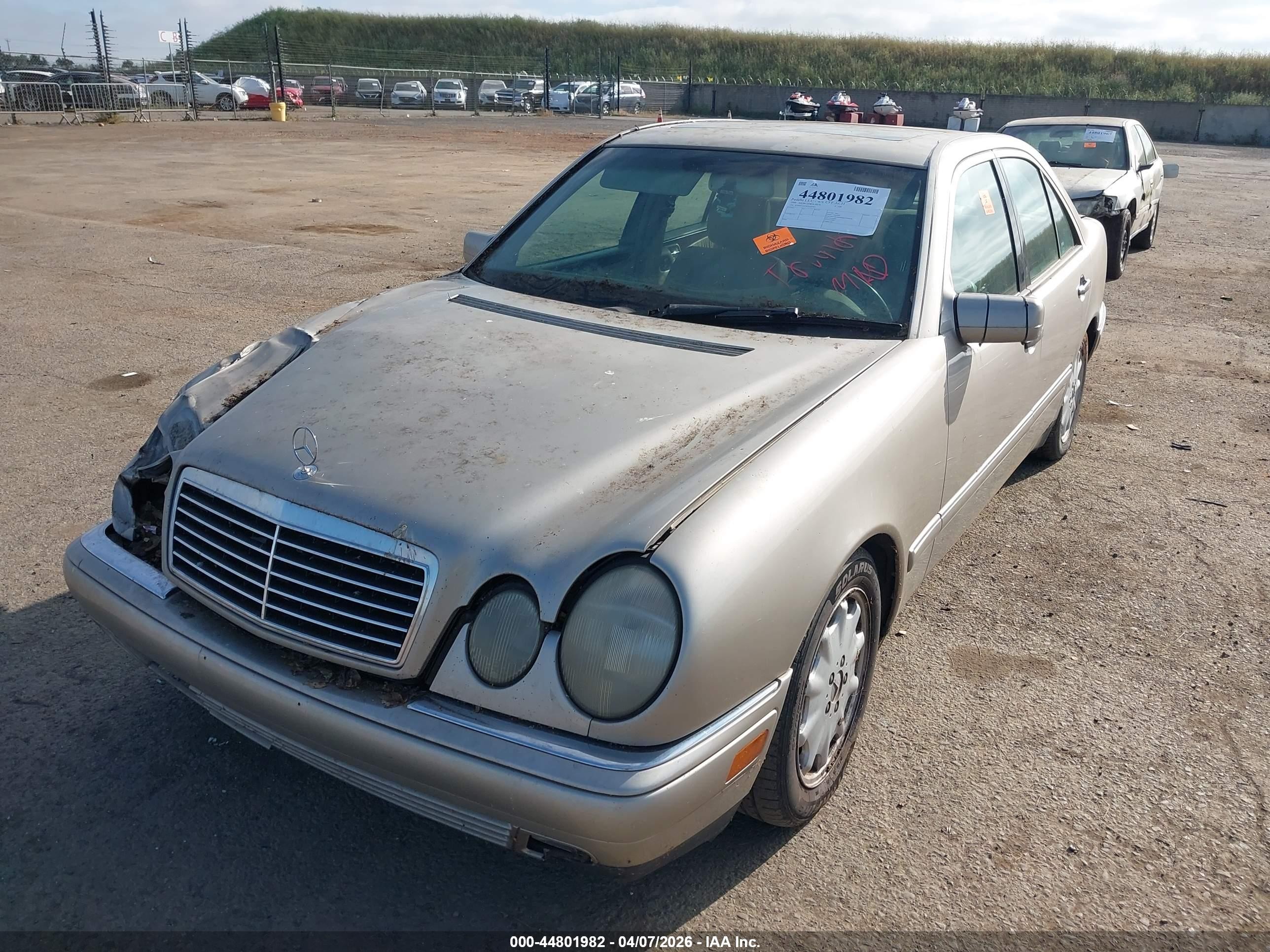 1998 Mercedes-benz E 320   Золотой vin: WDBJF65F9WA505393