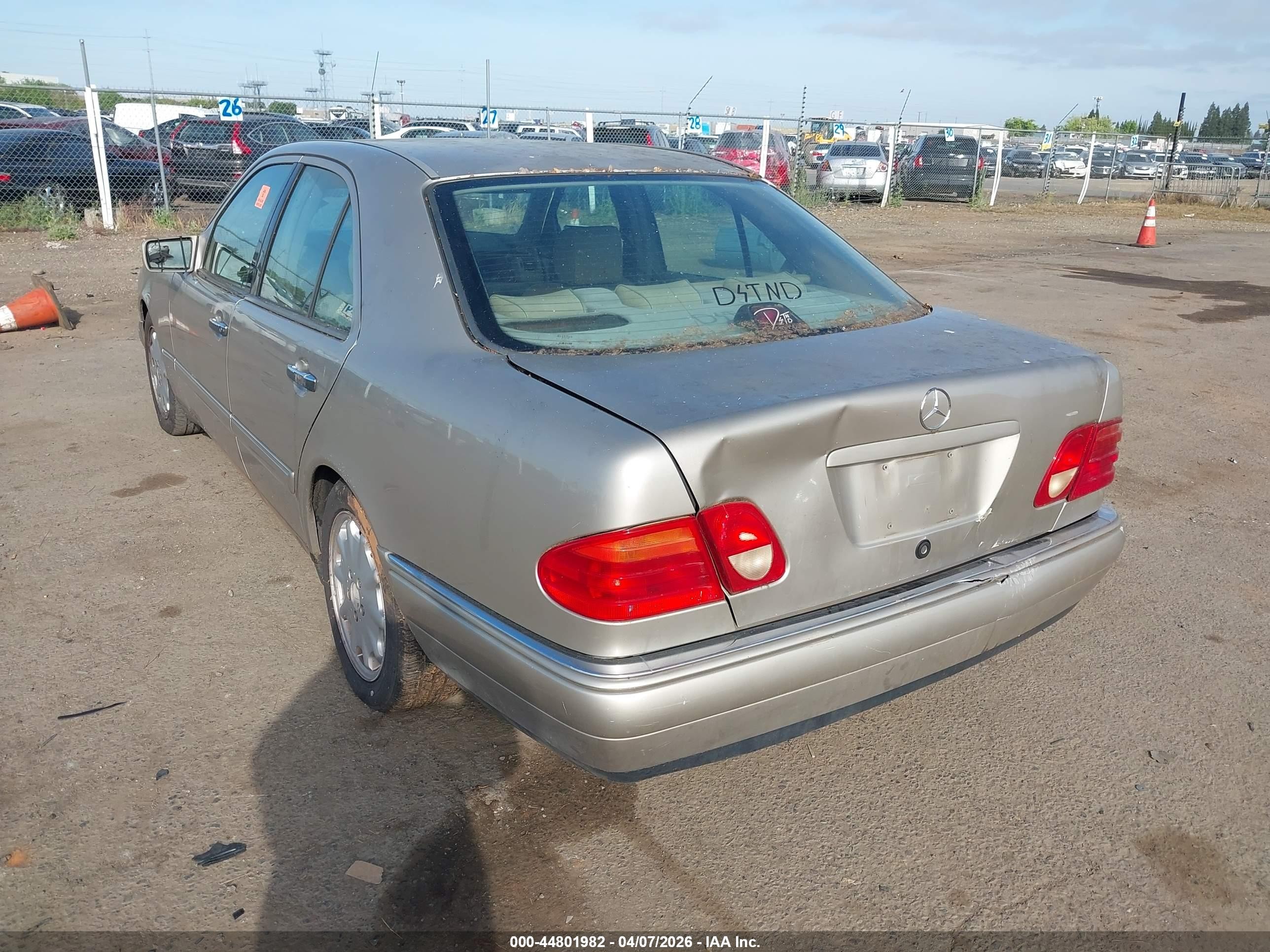 1998 Mercedes-benz E 320   Золотой vin: WDBJF65F9WA505393