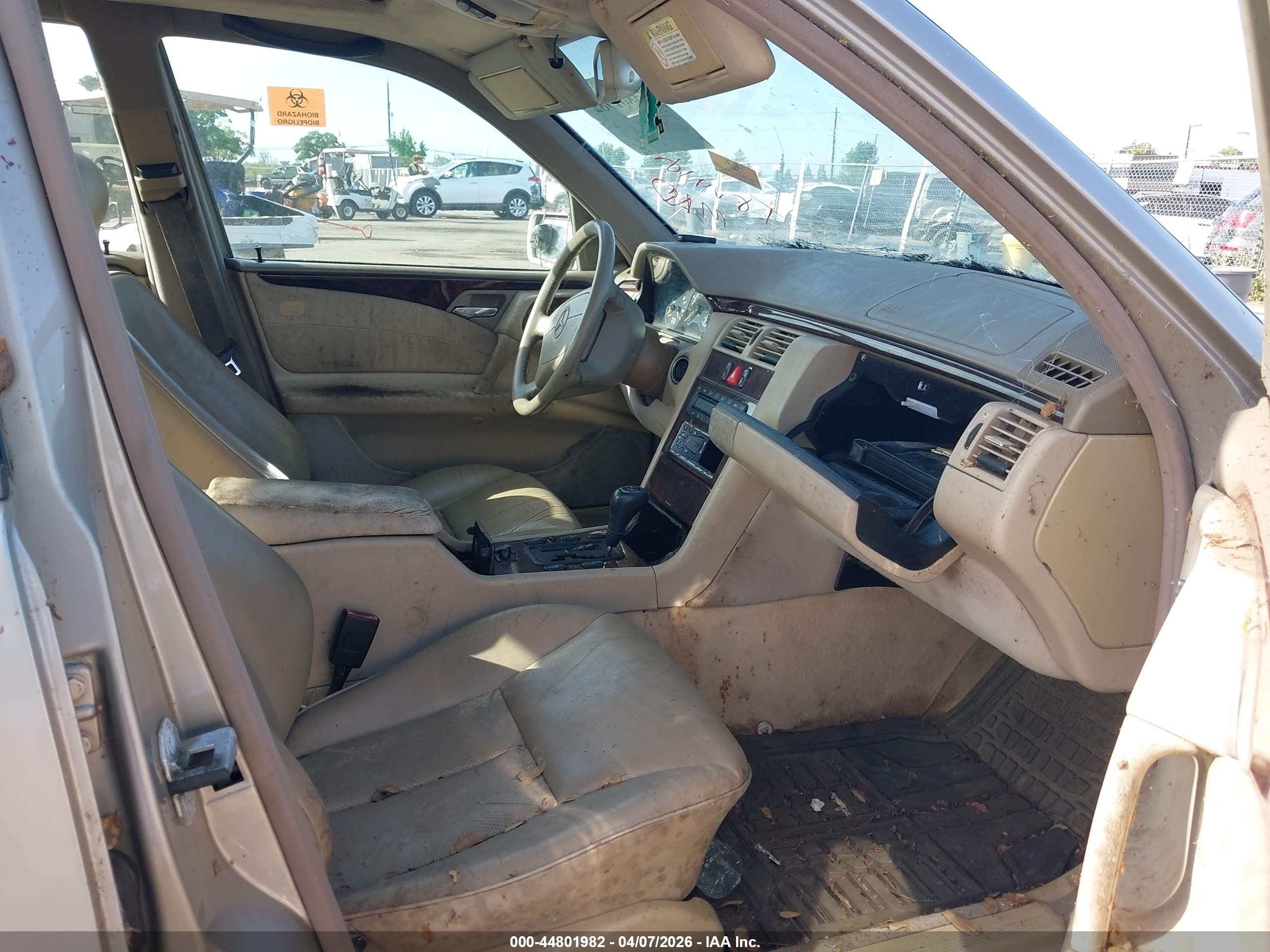 1998 Mercedes-benz E 320   Золотой vin: WDBJF65F9WA505393