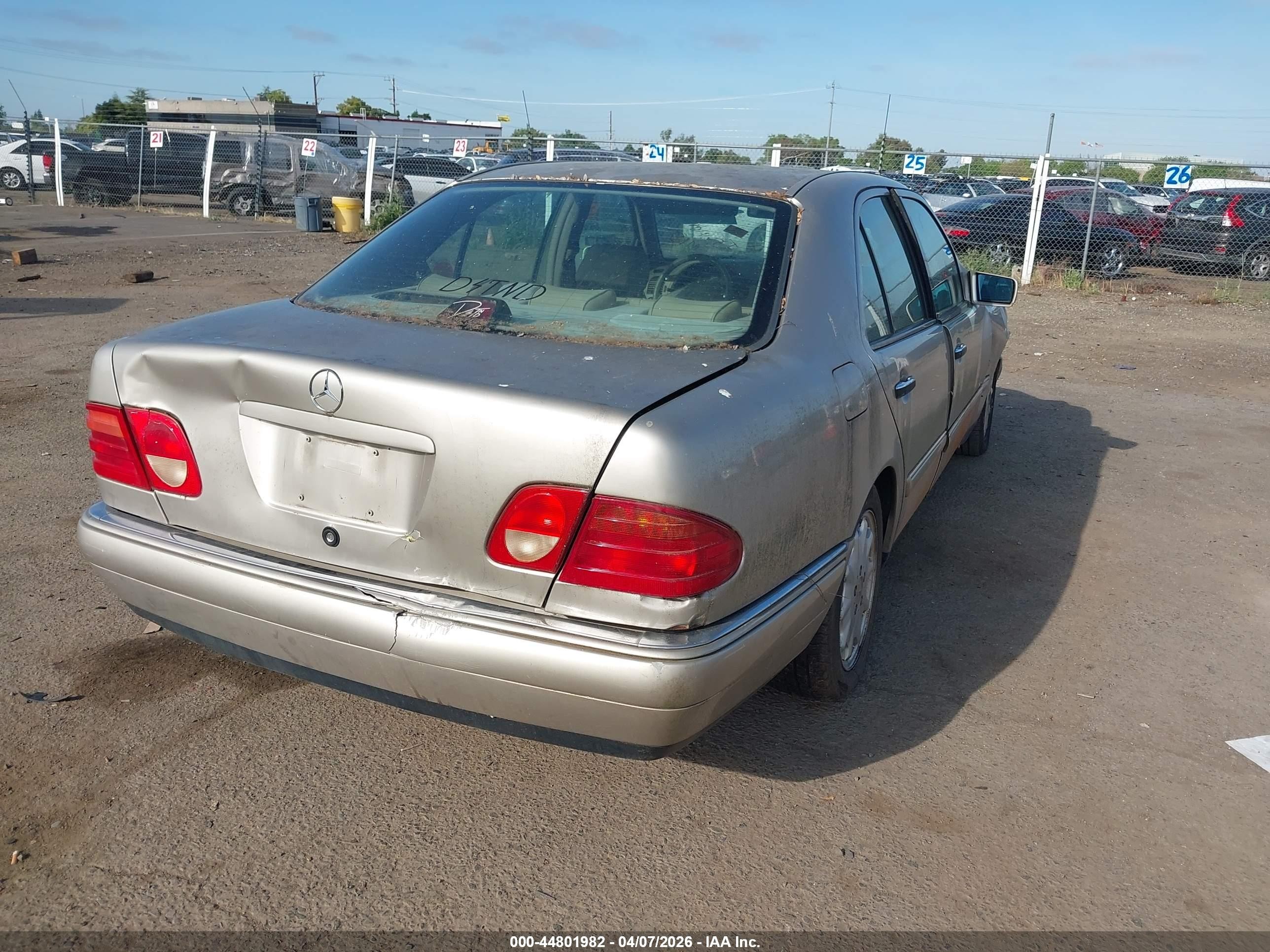 1998 Mercedes-benz E 320   Золотой vin: WDBJF65F9WA505393