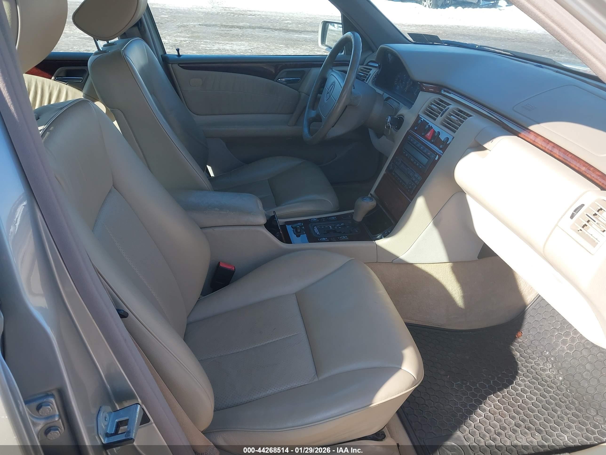 1998 Mercedes-benz E 320   Золотой vin: WDBJF65FXWA584430