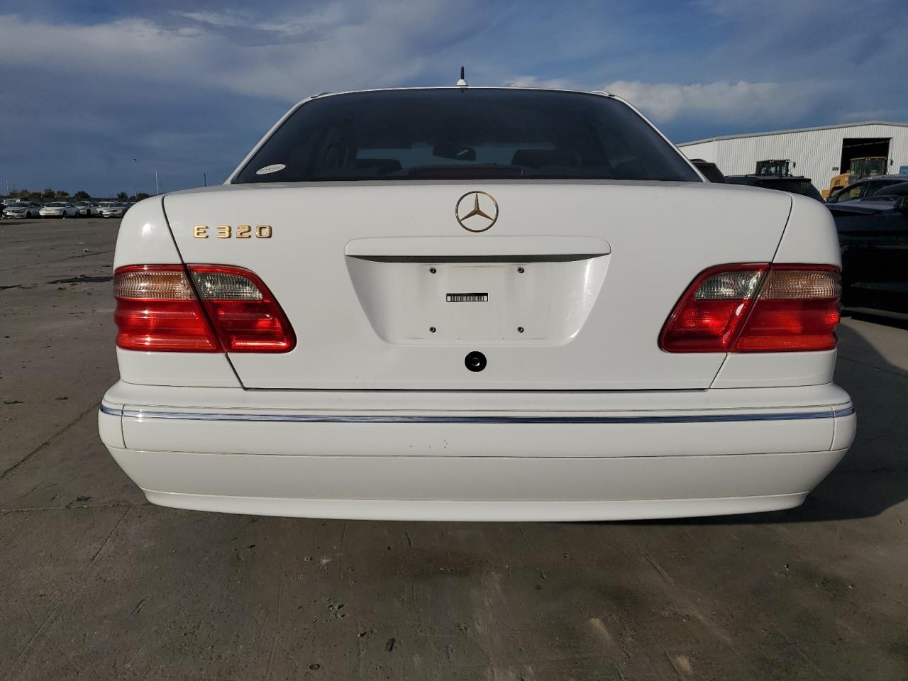 2000 Mercedes-benz E 320 White vin: WDBJF65G3YA959716