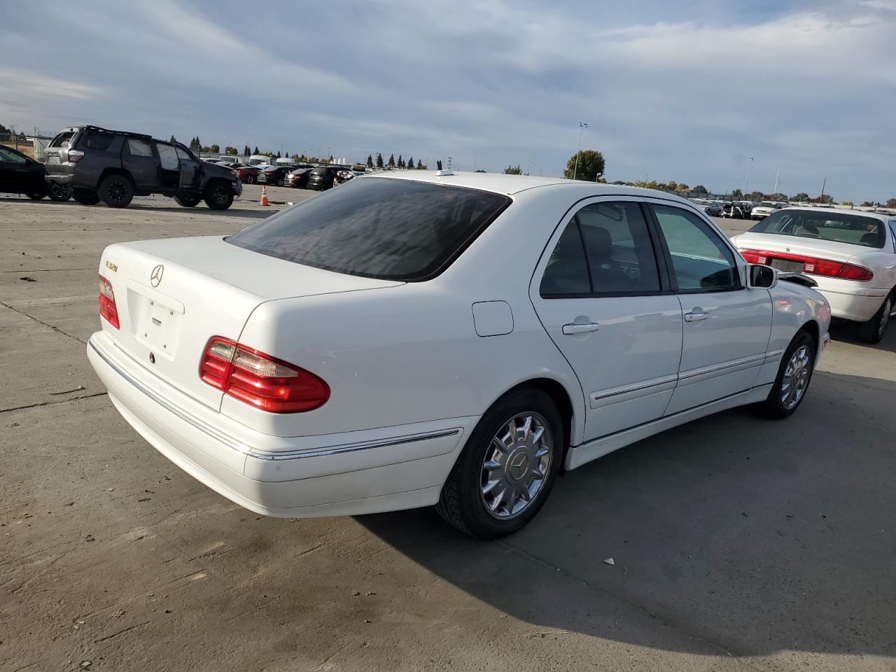 2000 Mercedes-benz E 320 White vin: WDBJF65G3YA959716