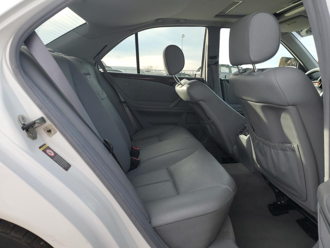 2000 Mercedes-benz E 320 White vin: WDBJF65G3YA959716