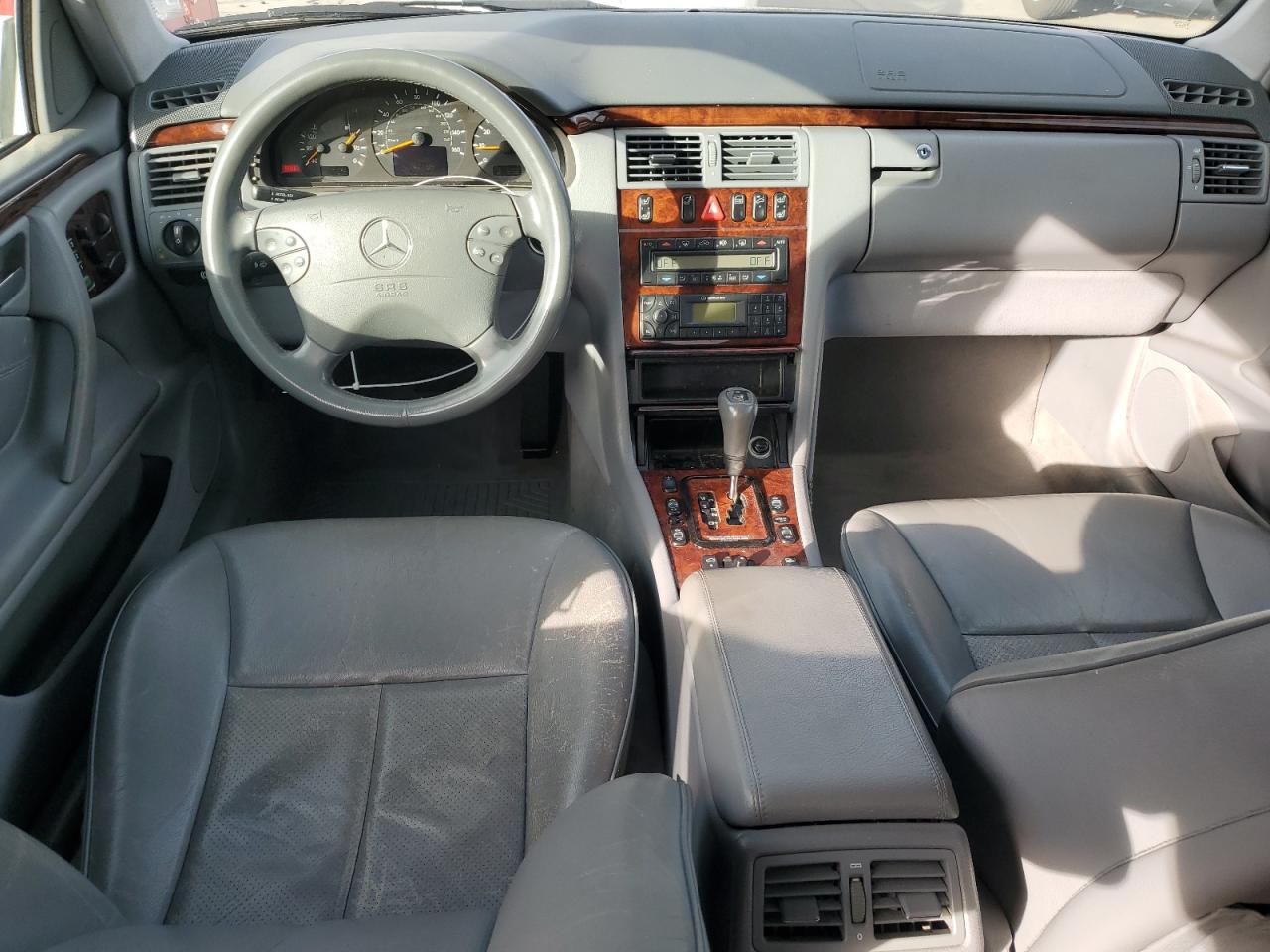 2000 Mercedes-benz E 320 White vin: WDBJF65G3YA959716