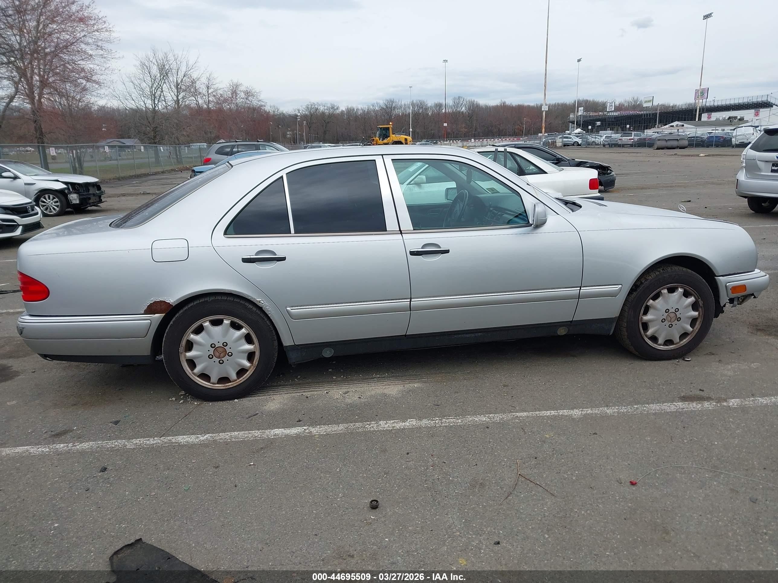 1999 Mercedes-benz E 320   Silver vin: WDBJF65H0XA843087