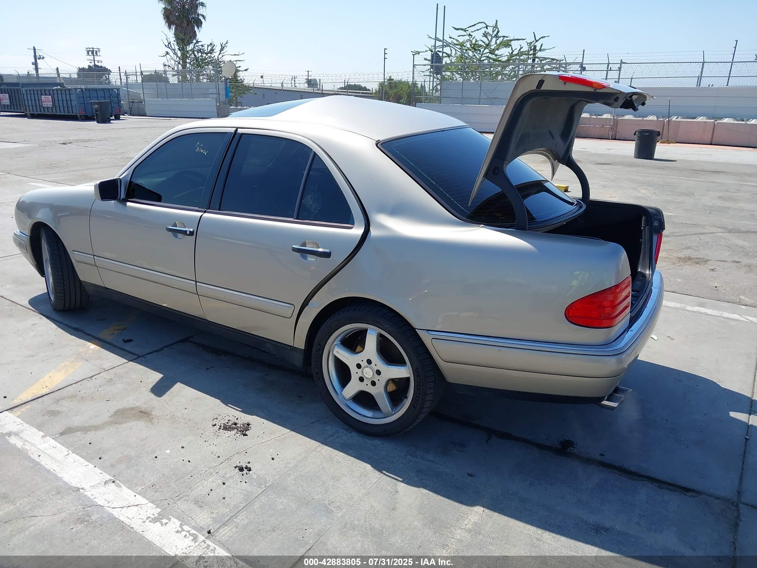 1999 Mercedes-benz E 320   Золотой vin: WDBJF65H0XA875182