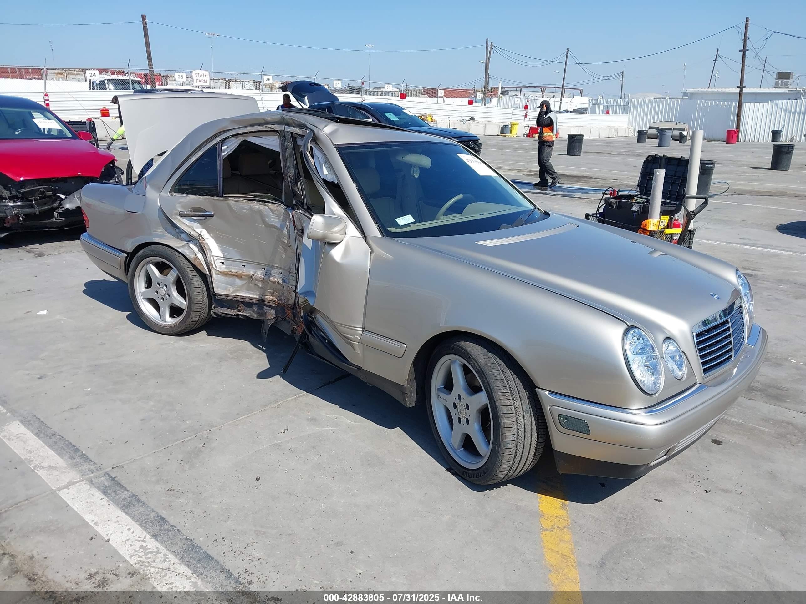 1999 Mercedes-benz E 320   Золотой vin: WDBJF65H0XA875182