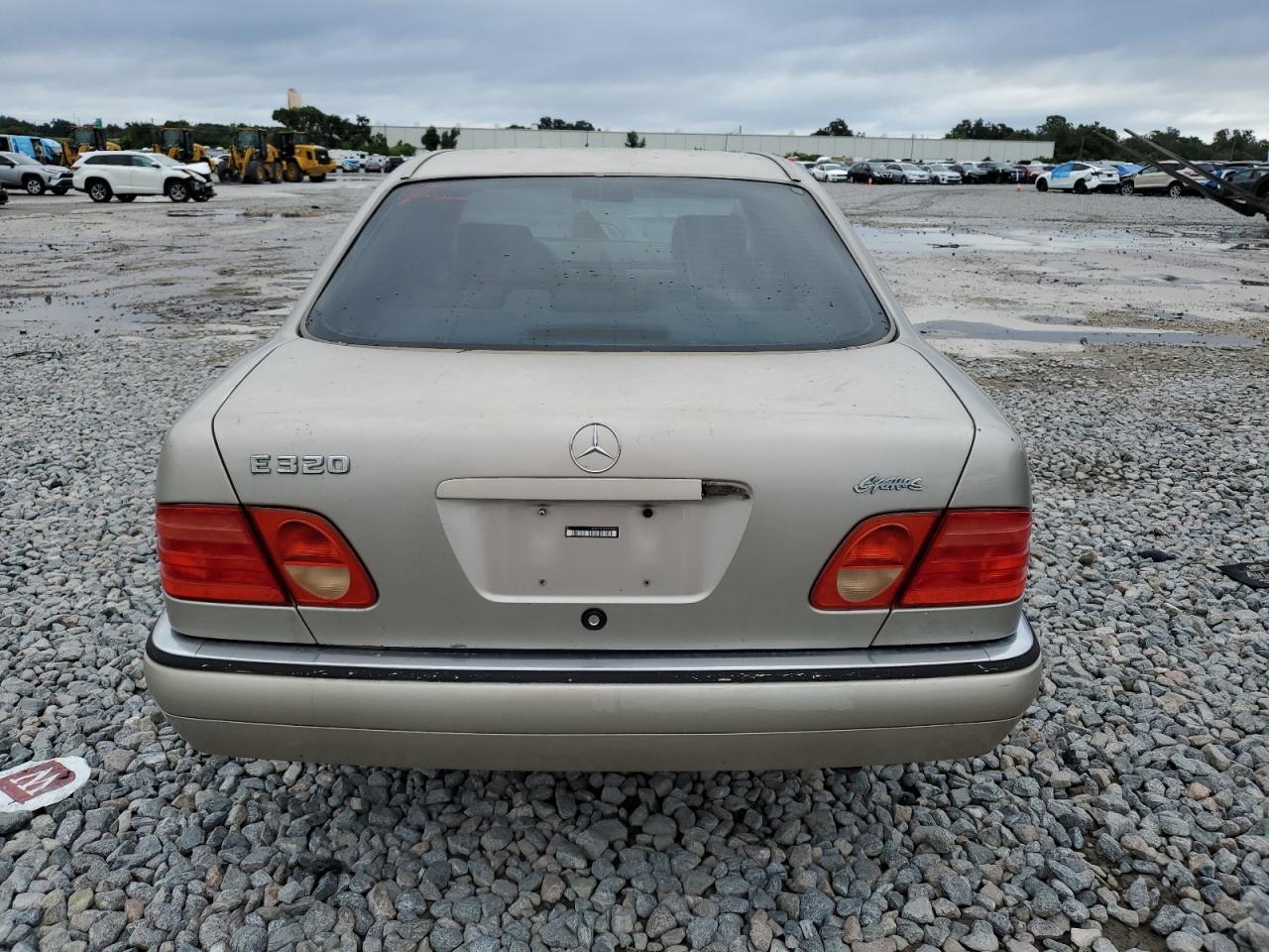 1999 Mercedes-benz E 320 Золотой vin: WDBJF65H2XA789971