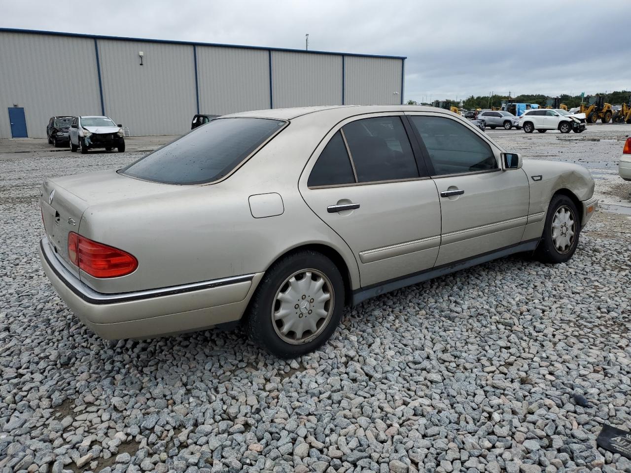 1999 Mercedes-benz E 320 Золотой vin: WDBJF65H2XA789971