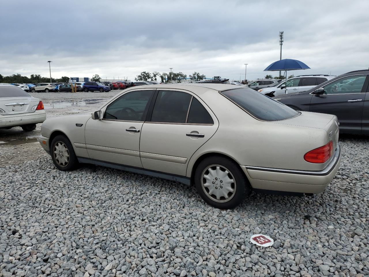 1999 Mercedes-benz E 320 Золотой vin: WDBJF65H2XA789971