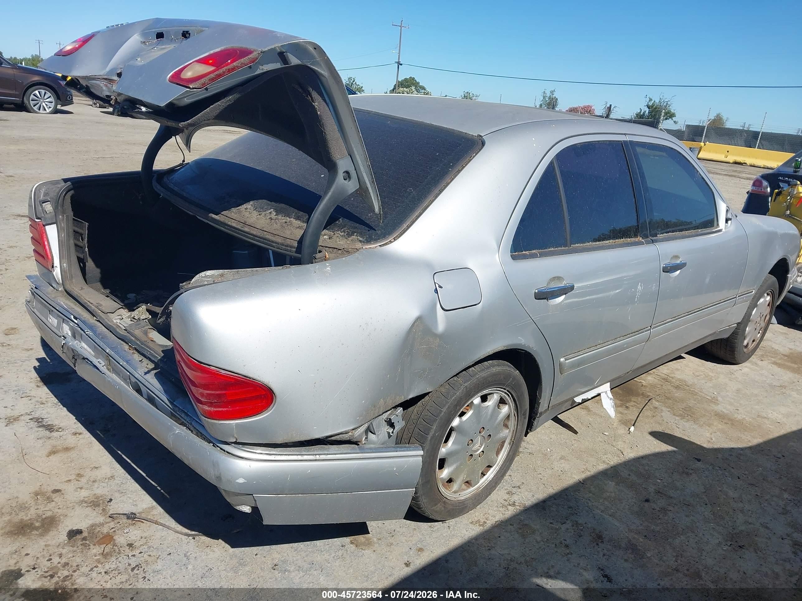 1999 Mercedes-benz E 320   Silver vin: WDBJF65H2XA885762