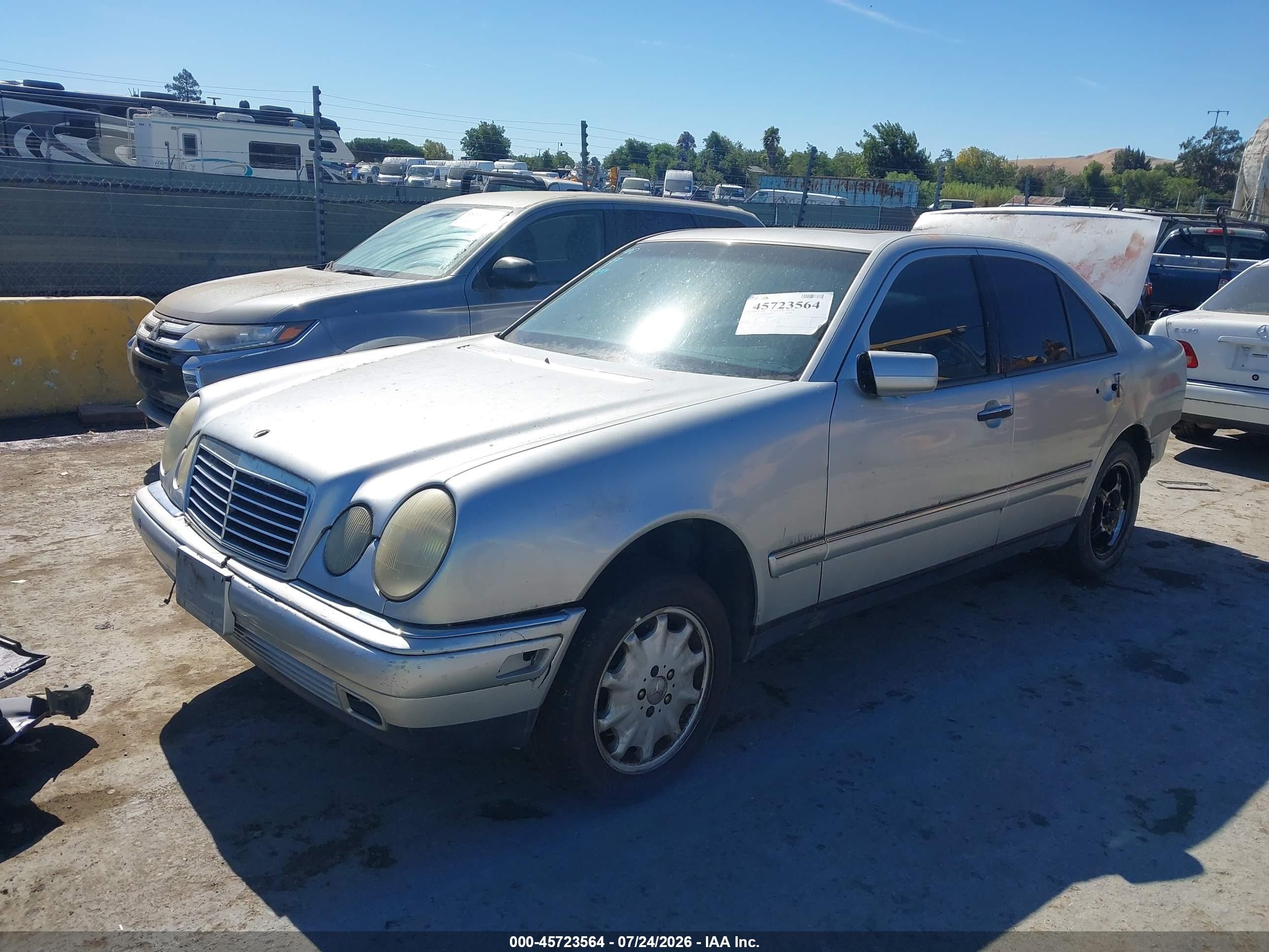 1999 Mercedes-benz E 320   Silver vin: WDBJF65H2XA885762