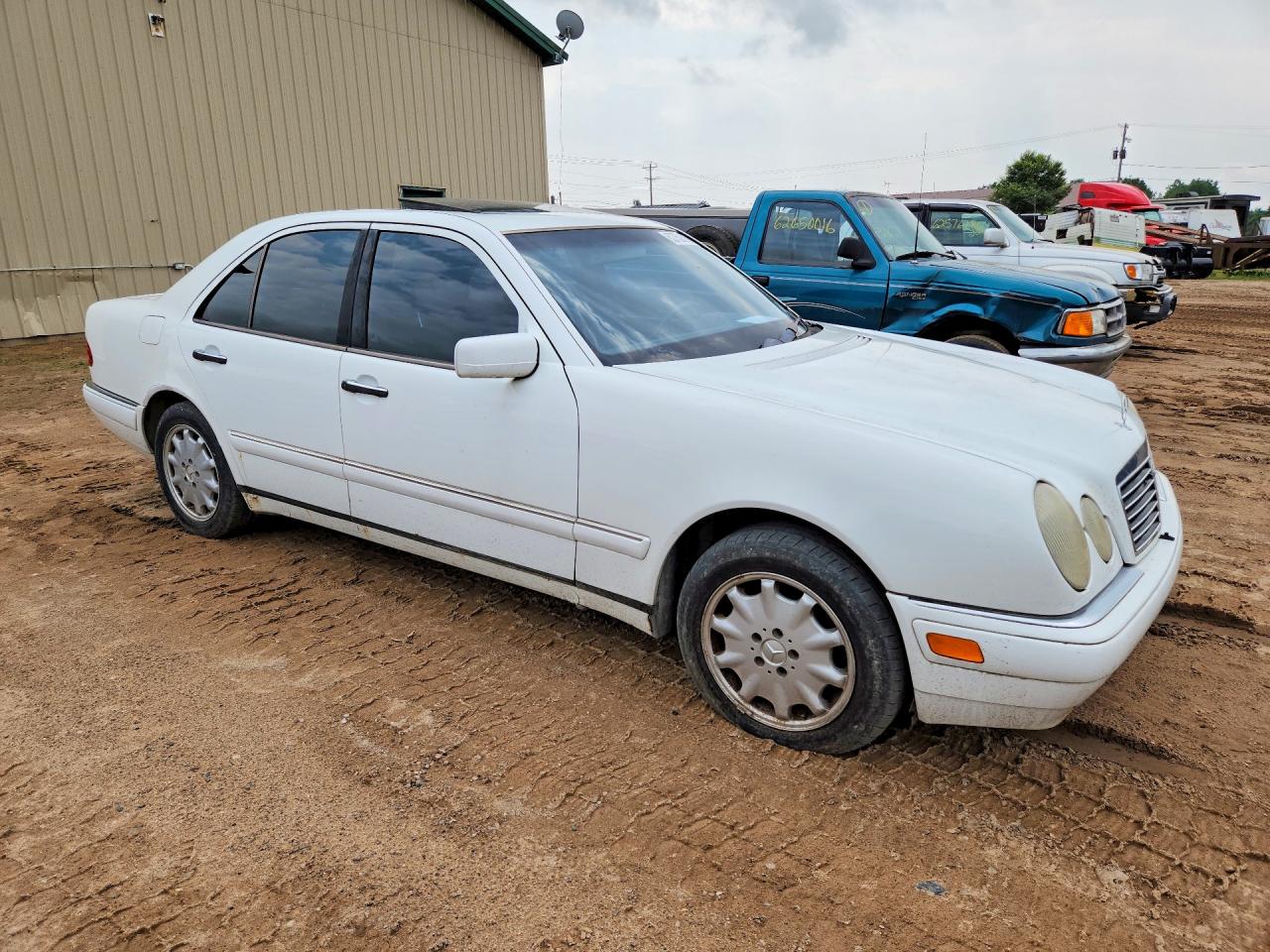 1999 Mercedes-benz E 320 White vin: WDBJF65H3XA824307