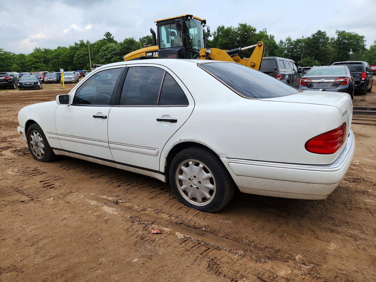 1999 Mercedes-benz E 320 White vin: WDBJF65H3XA824307