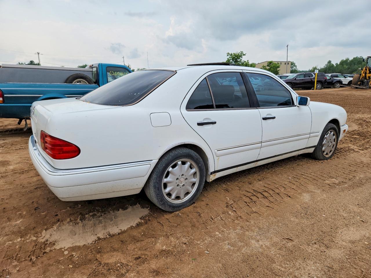 1999 Mercedes-benz E 320 White vin: WDBJF65H3XA824307