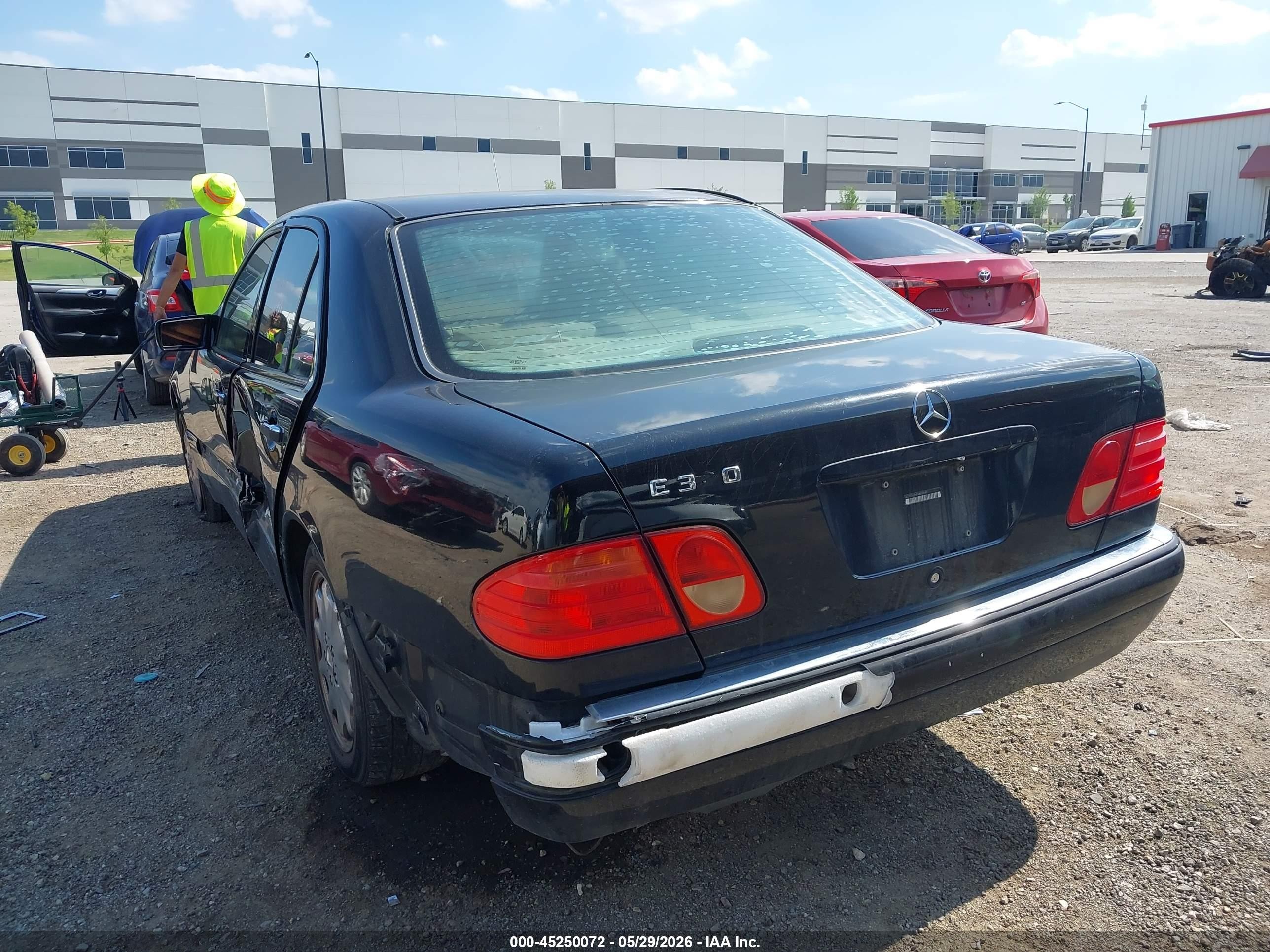 1999 Mercedes-benz E 320   Черный vin: WDBJF65H3XA898911