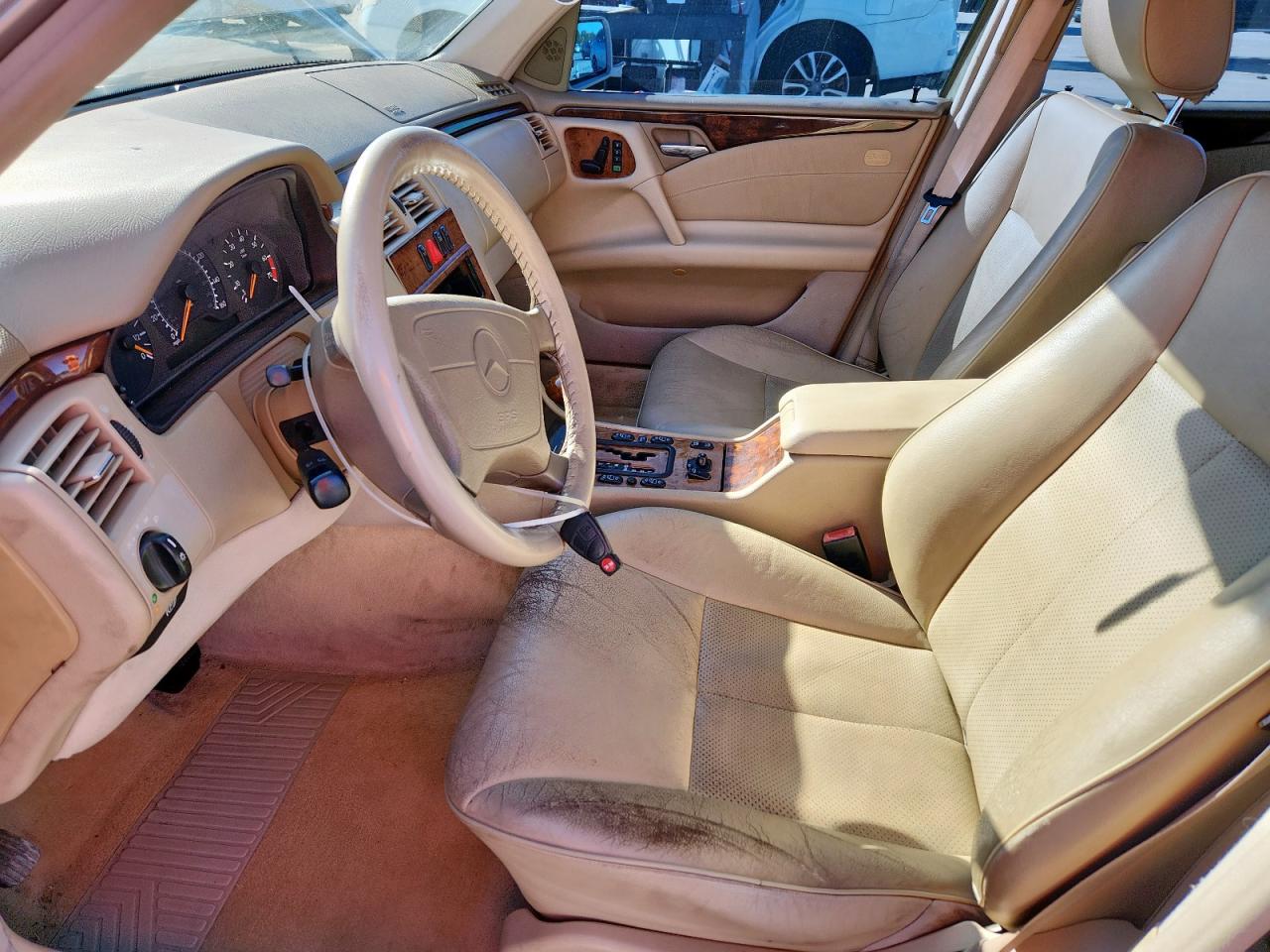 1999 Mercedes-benz E 320 Gold vin: WDBJF65H4XA790071