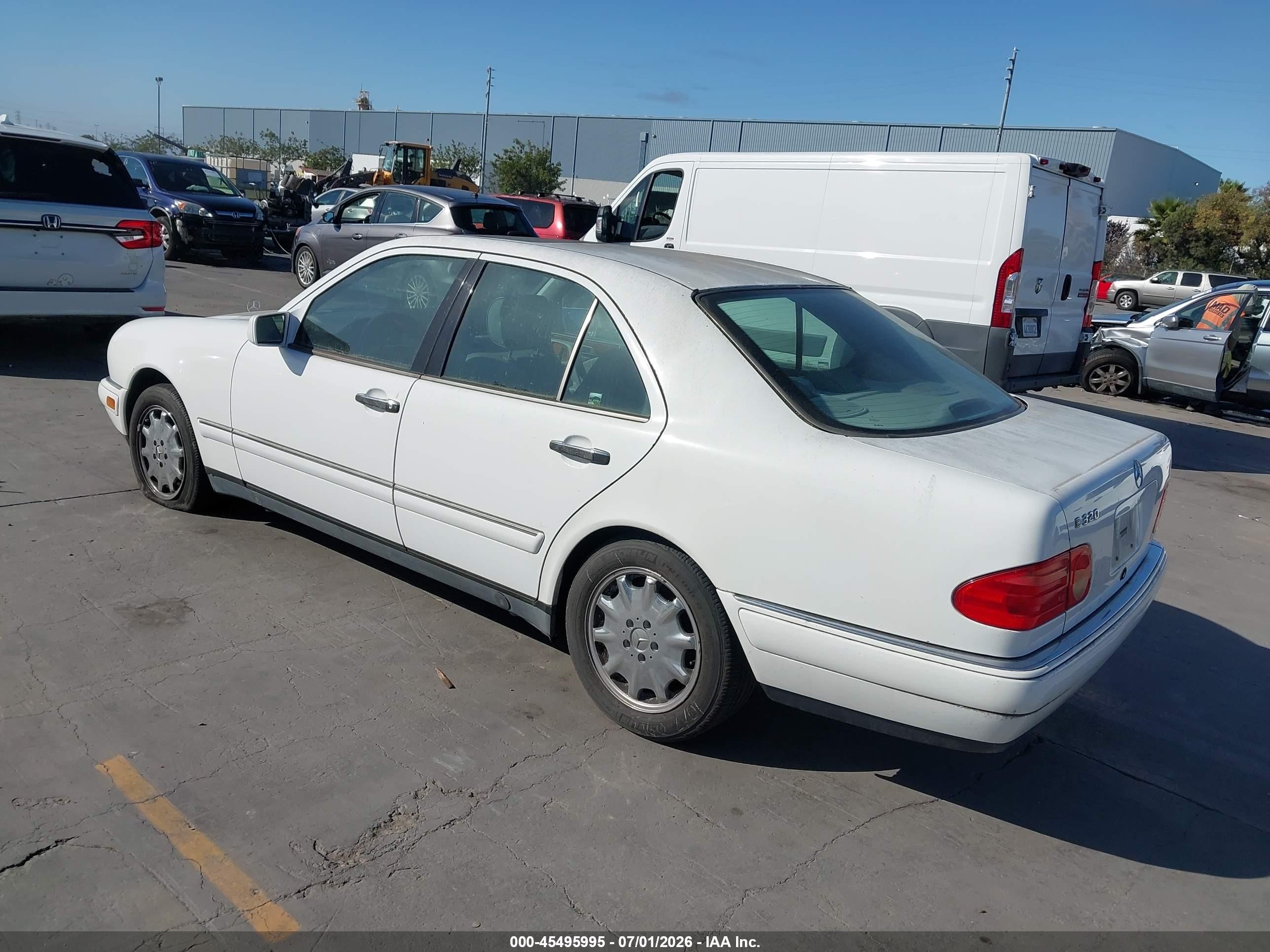 1999 Mercedes-benz E 320   White vin: WDBJF65H5XA951771