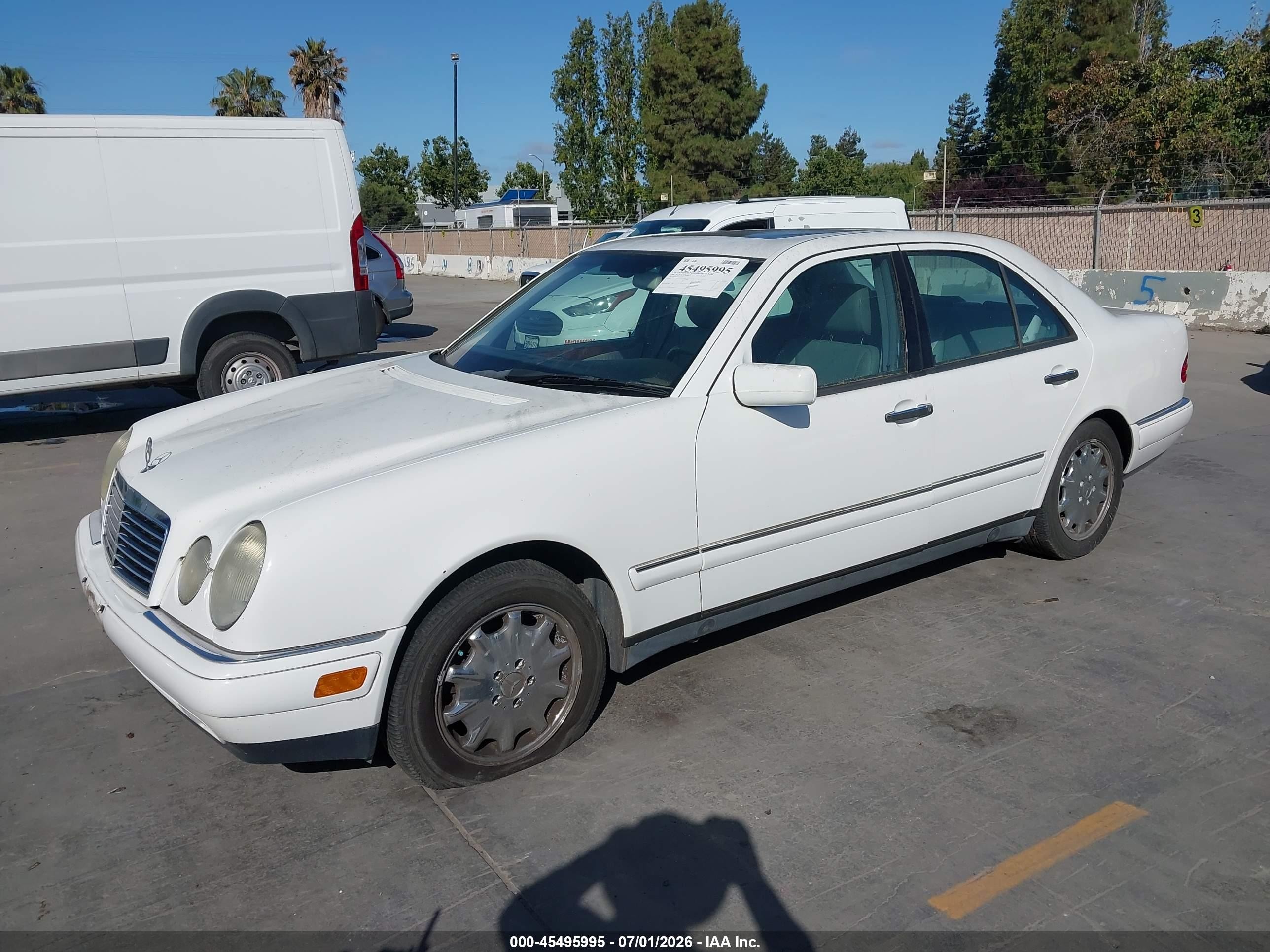 1999 Mercedes-benz E 320   White vin: WDBJF65H5XA951771