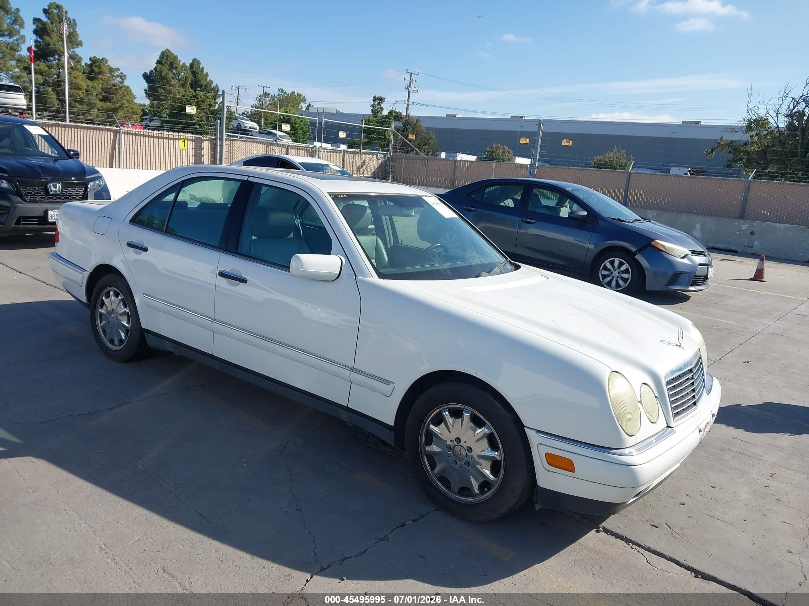 1999 Mercedes-benz E 320   White vin: WDBJF65H5XA951771