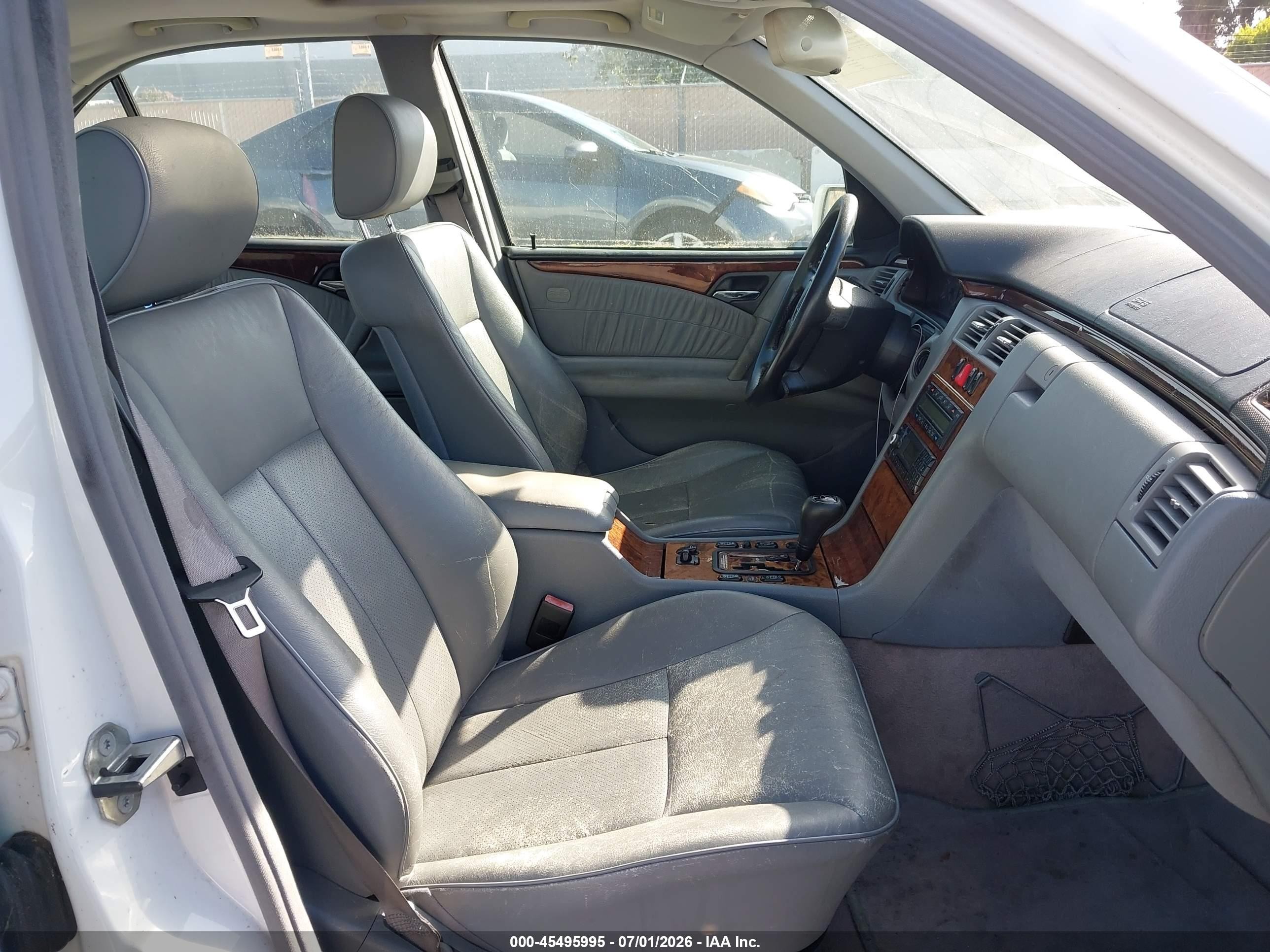 1999 Mercedes-benz E 320   White vin: WDBJF65H5XA951771