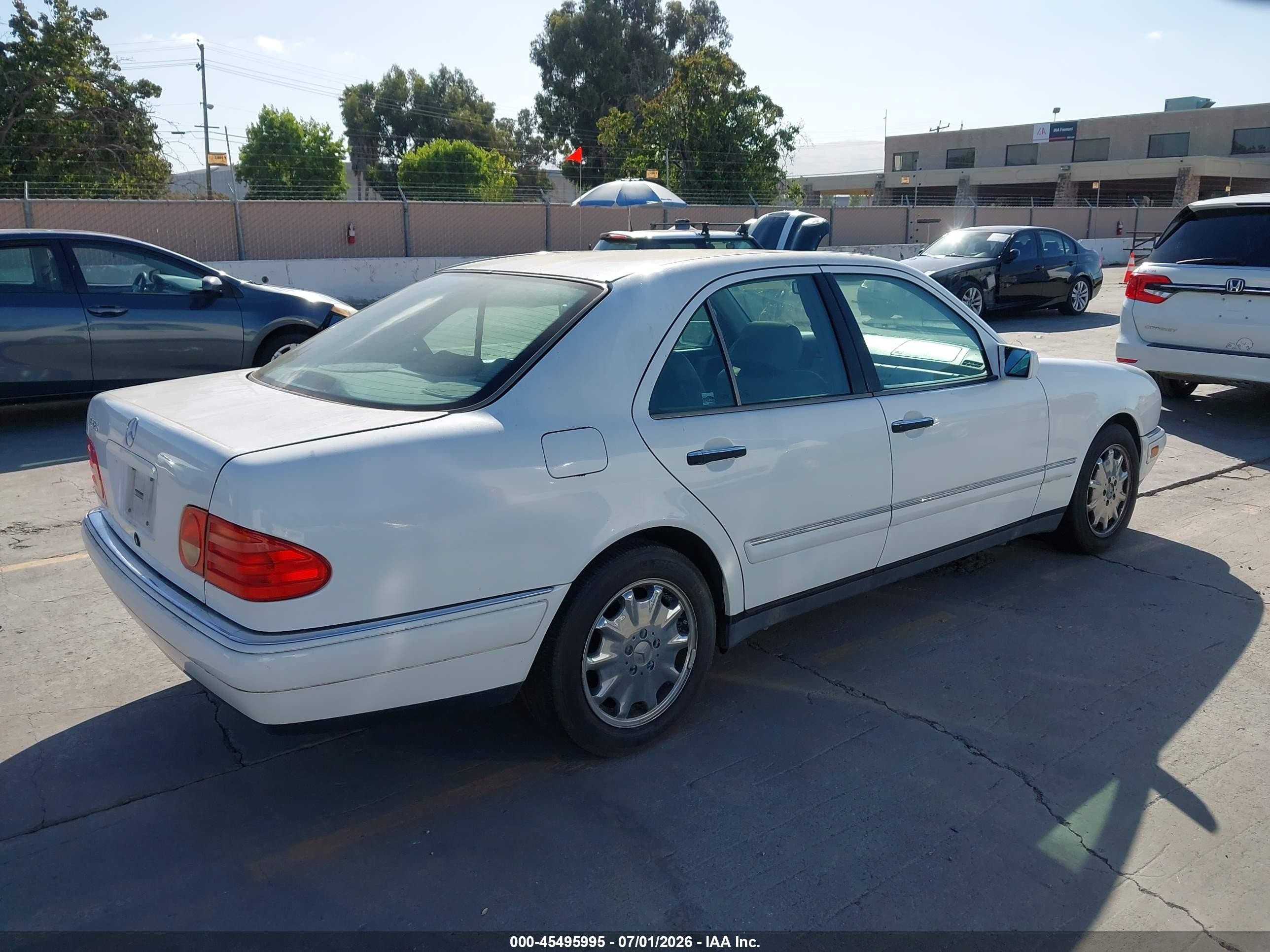 1999 Mercedes-benz E 320   White vin: WDBJF65H5XA951771