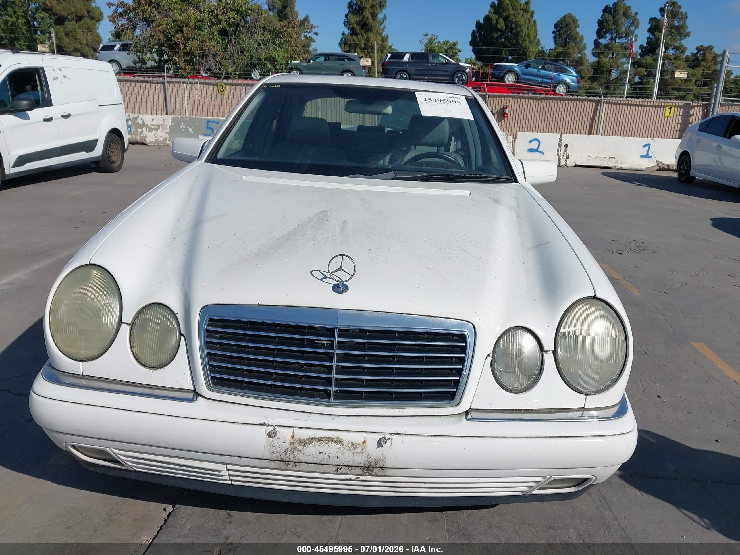 1999 Mercedes-benz E 320   White vin: WDBJF65H5XA951771